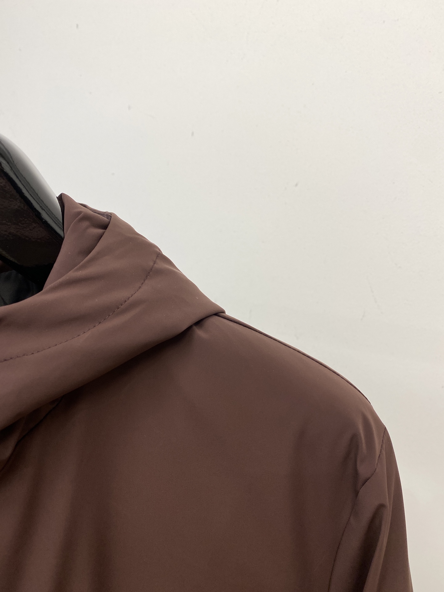 Brunello Cucinelli、2025新品羽绒外套，时尚帅气，简约百搭款，胸前精致刺绣图案log