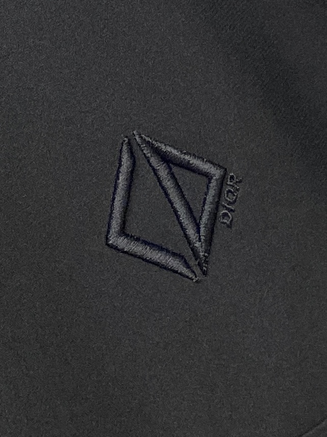 迪奥、2025新品羽绒外套，时尚帅气，简约百搭款，胸前精致刺绣字母logo，定制原版面料，不仅挺括，保持