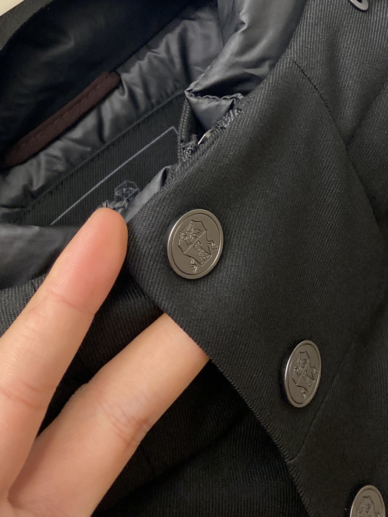 ￼ Brunello Cucinelli、2025新品羽绒夹克外套，时尚帅气，简约百搭款，胸前精致刺绣装