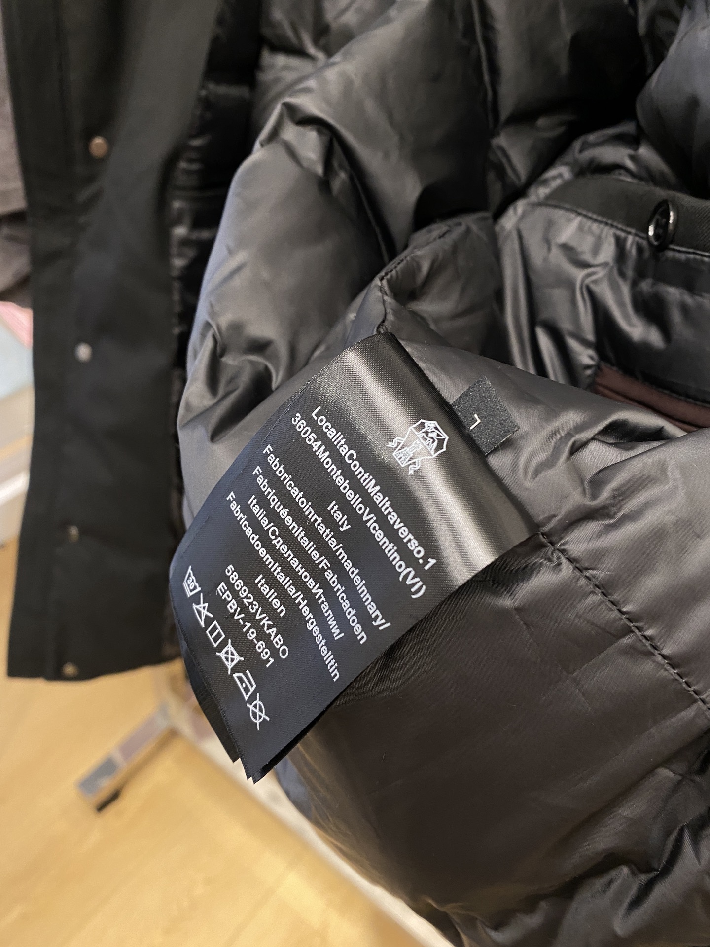 ￼ Brunello Cucinelli、2025新品羽绒夹克外套，时尚帅气，简约百搭款，胸前精致刺绣装