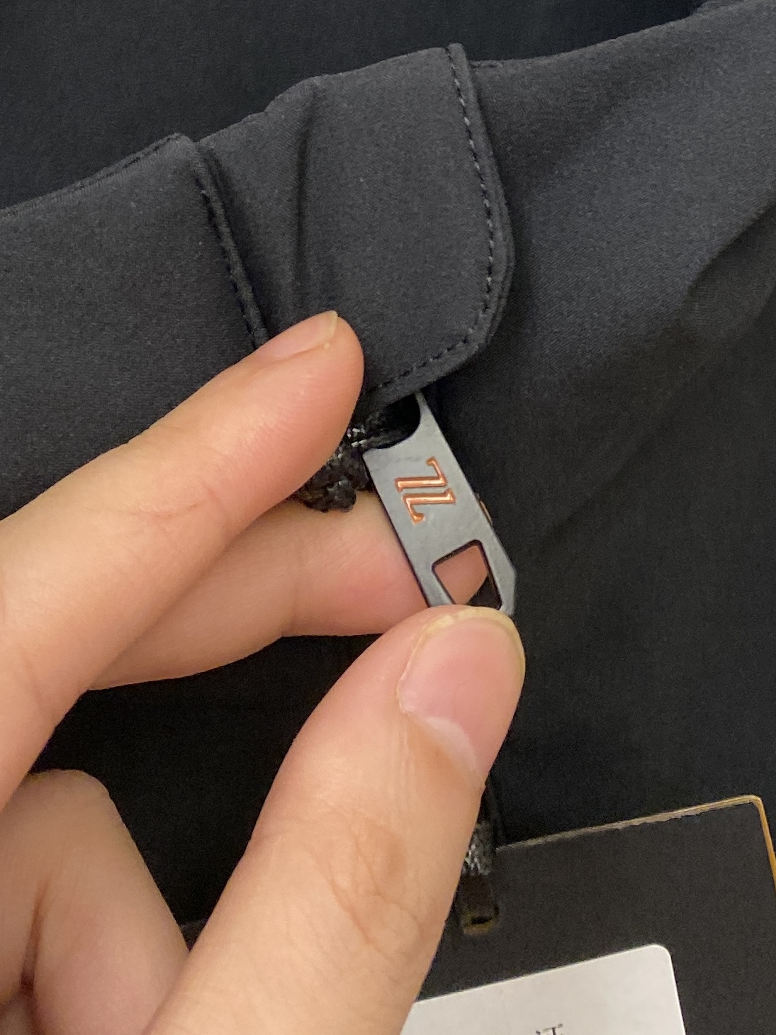 ￼ Brunello Cucinelli、2025新品羽绒外套，时尚帅气，简约百搭款，袖口刺绣装饰字母l