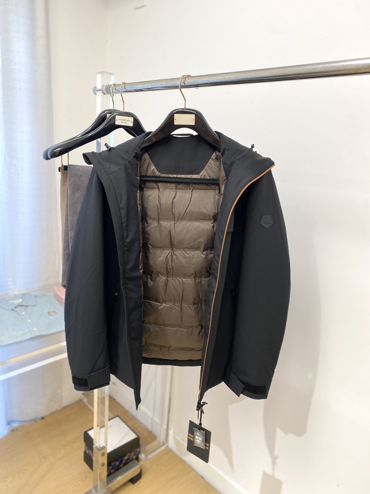 ￼ Brunello Cucinelli、2025新品羽绒外套，时尚帅气，简约百搭款，袖口刺绣装饰字母l