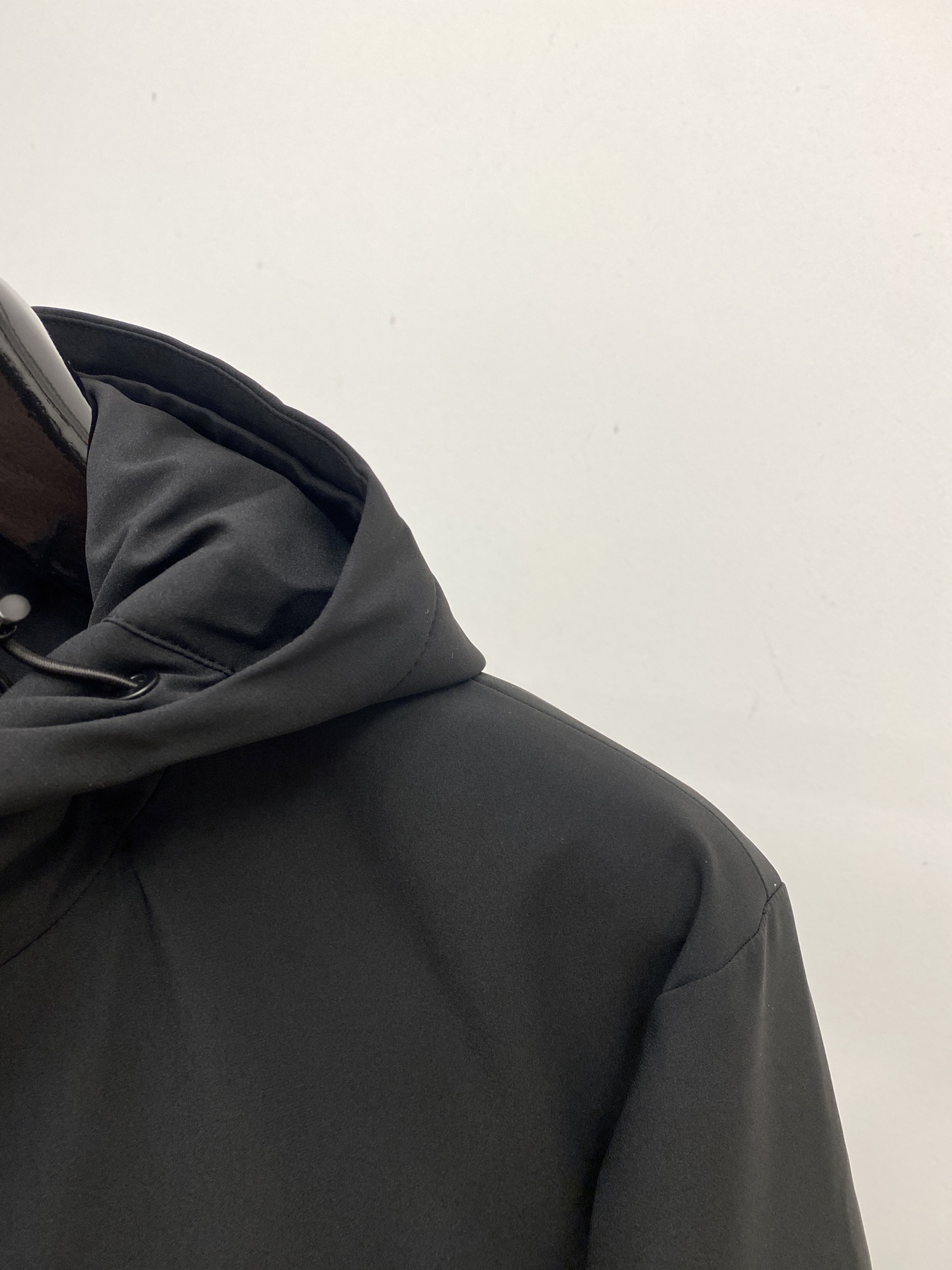 ￼ Brunello Cucinelli、2025新品羽绒外套，时尚帅气，简约百搭款，袖口刺绣装饰字母l