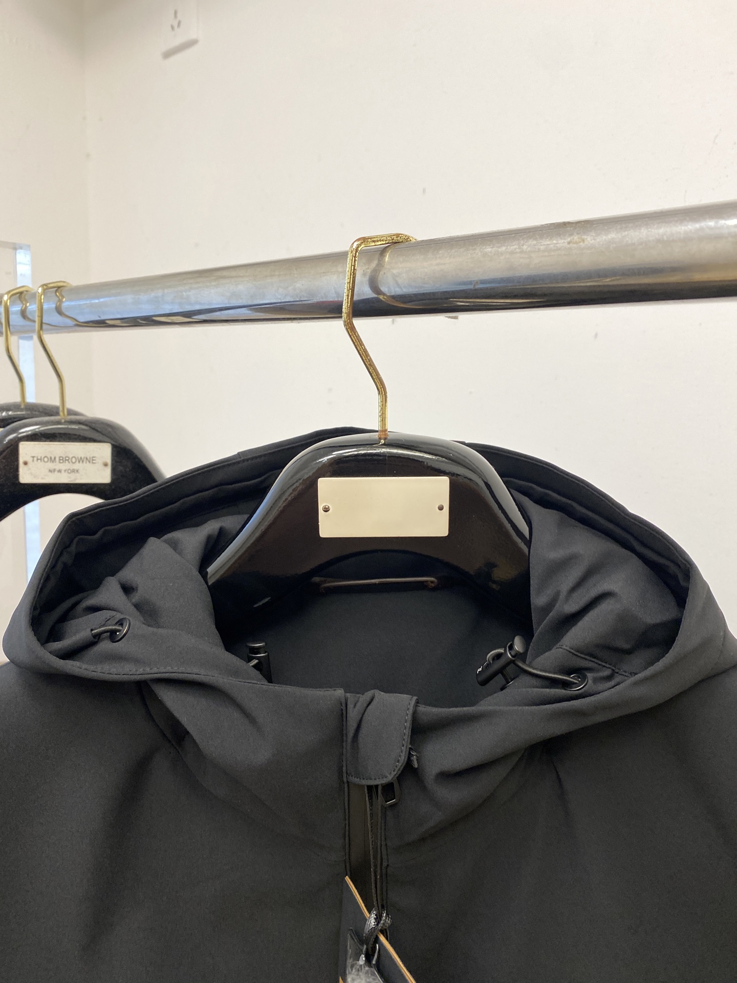 ￼ Brunello Cucinelli、2025新品羽绒外套，时尚帅气，简约百搭款，袖口刺绣装饰字母l