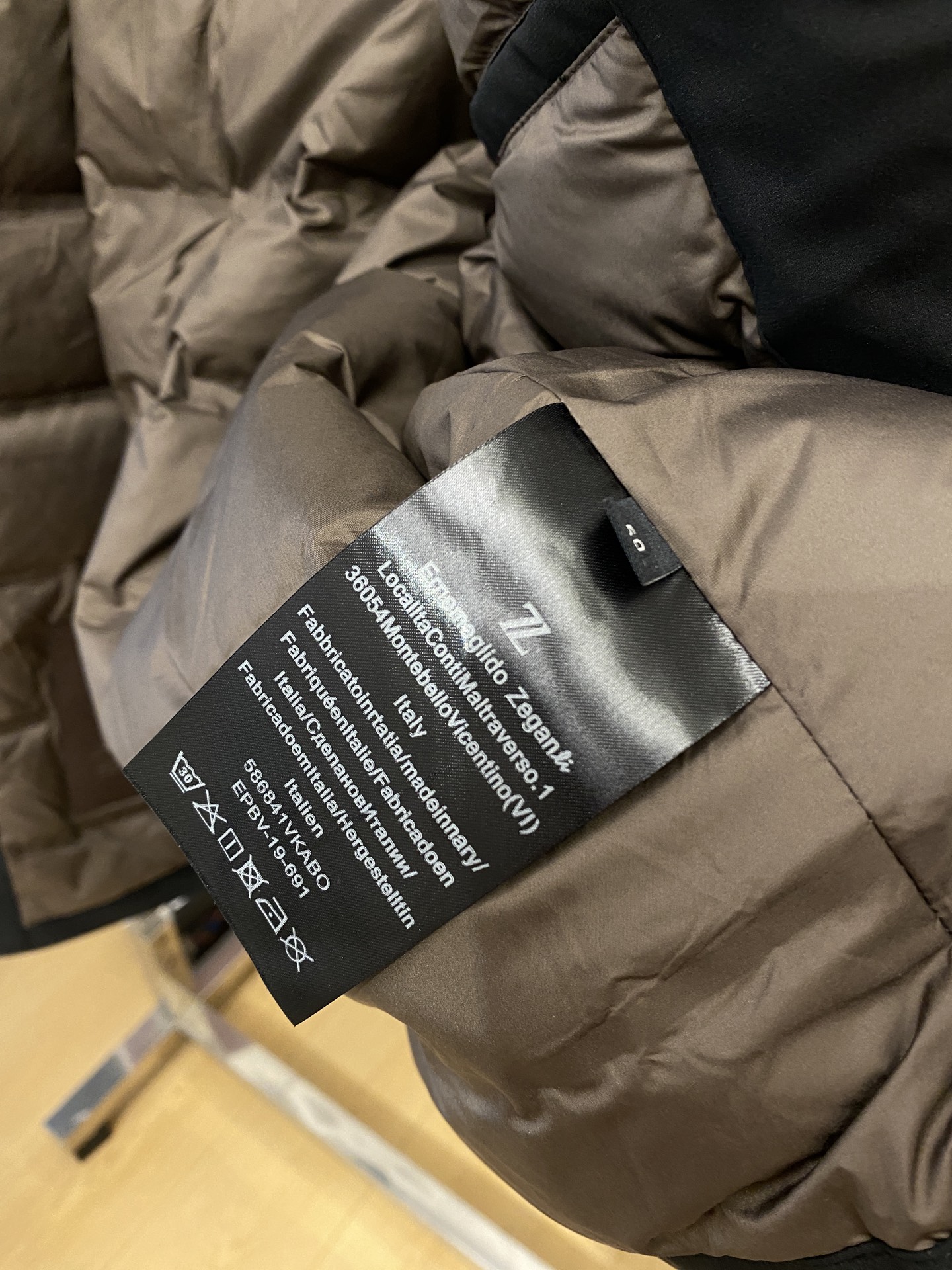 ￼ Brunello Cucinelli、2025新品羽绒外套，时尚帅气，简约百搭款，袖口刺绣装饰字母l