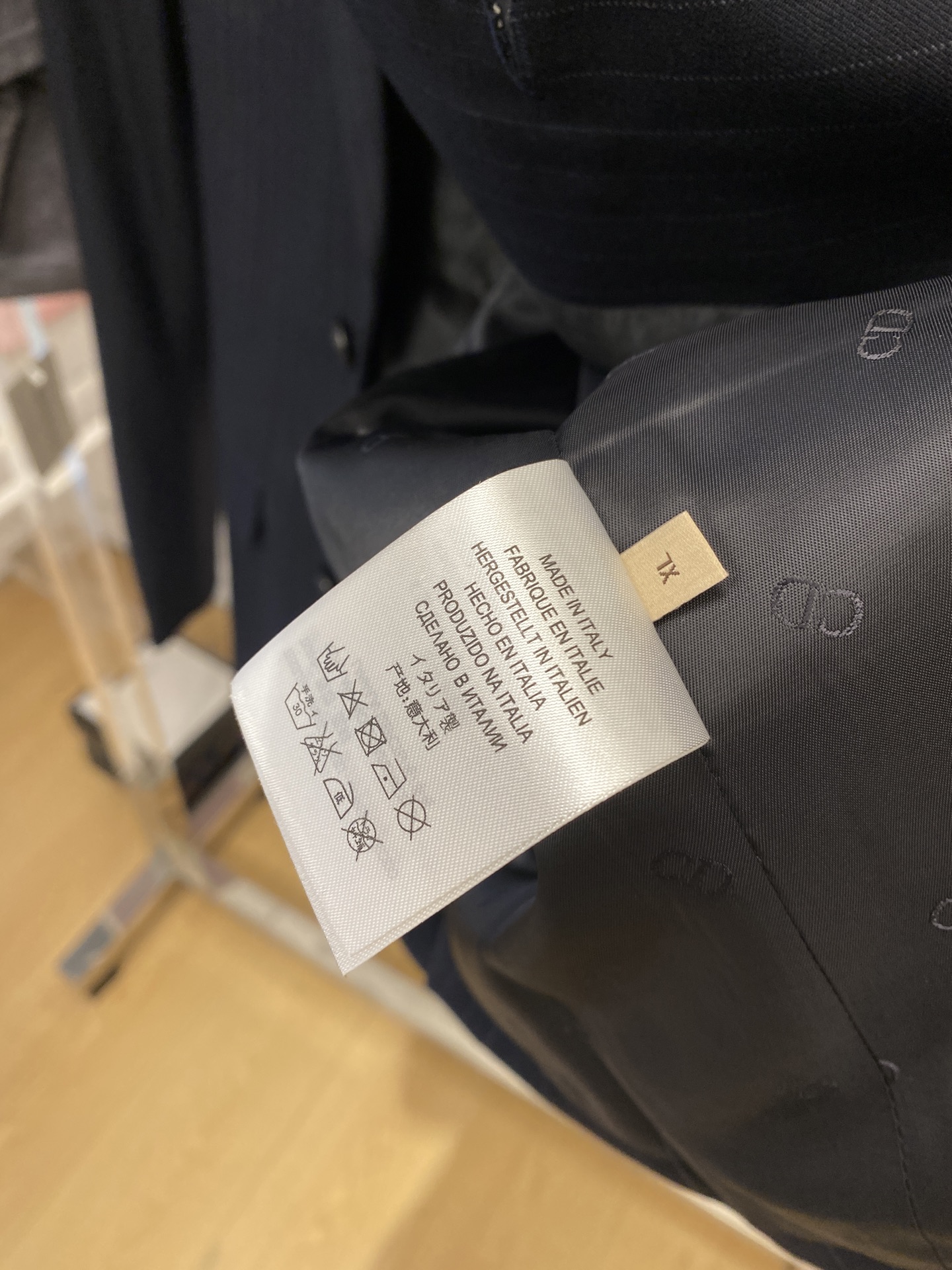 迪奥、2025新品西装外套，时尚帅气，简约百搭款，定制原版面料，不仅挺括，保持潮流的廓形，又穿着舒适，纱