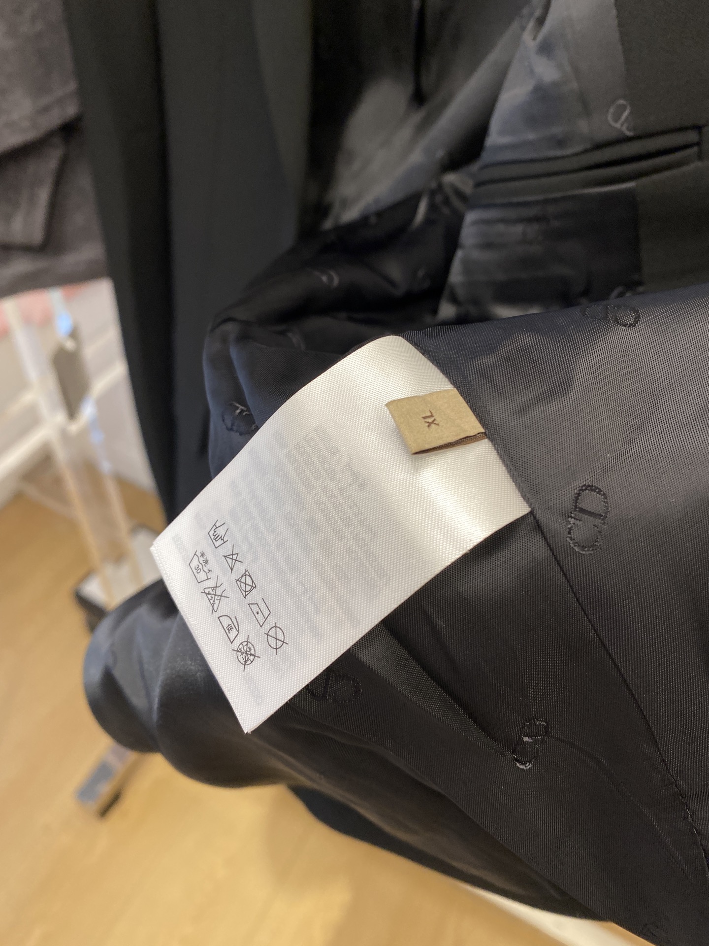 迪奥、2025新品西装外套，时尚帅气，简约百搭款，定制原版面料，不仅挺括，保持潮流的廓形，又穿着舒适，纱