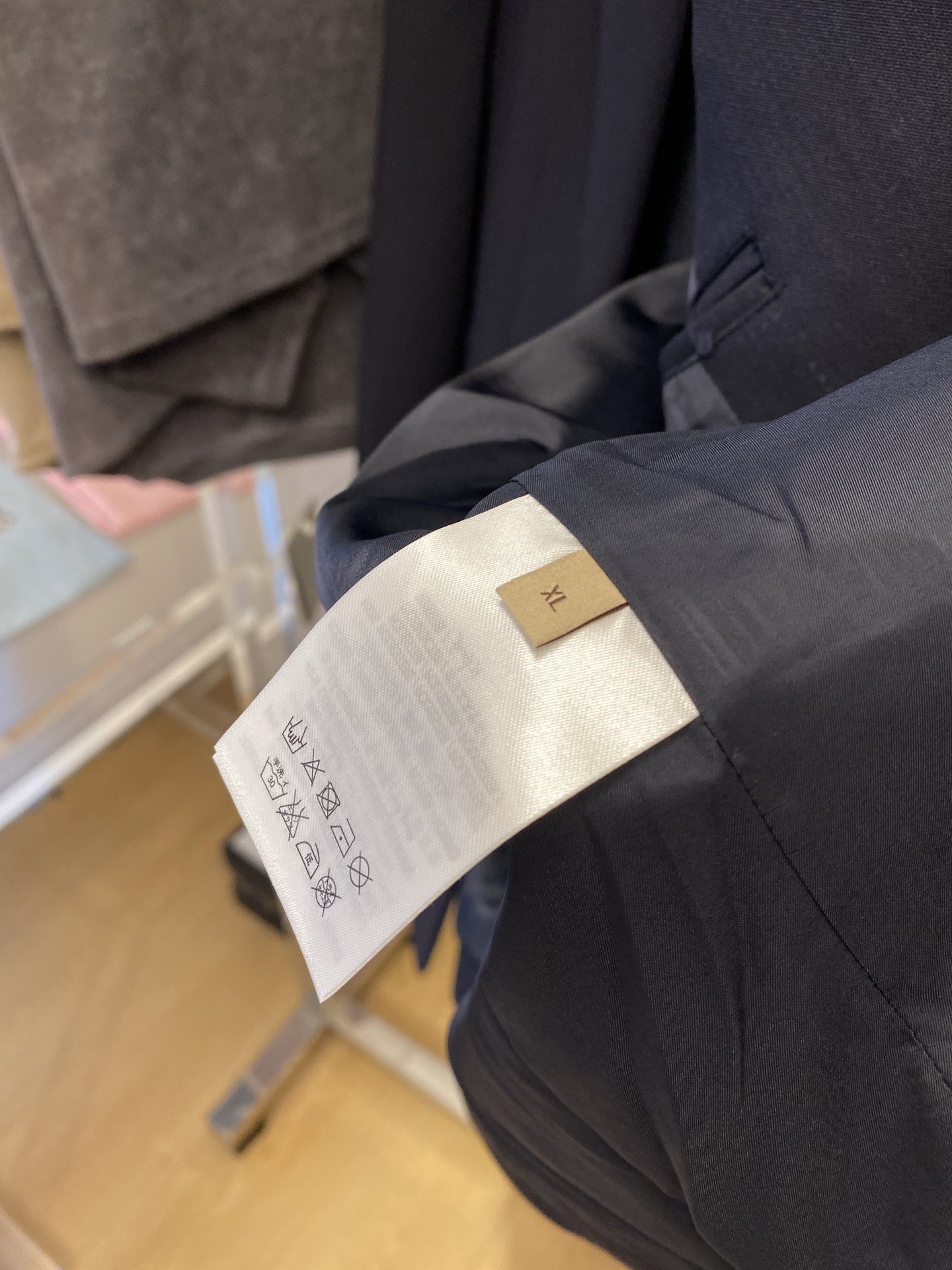 TB、2025新品西装外套，时尚帅气，简约百搭款，定制原版面料，不仅挺括，保持潮流的廓形，又穿着舒适，纱