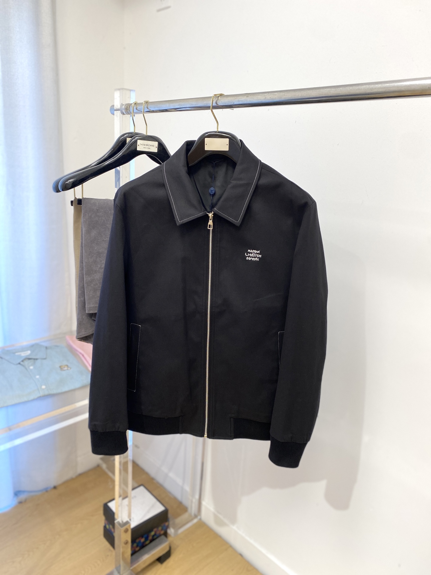 NO:567657,Louis Vuitton, 2025 new jacket, fashionable and handsome, simple and versatile, exquisite embroidered letter logo on the chest, customized original fabric, not only stiff and keeping the trendy silhouette, but also comfortable to wear, the yarn is more delicate, size M-3XL,, louis vuitton, jackets & coats, jackets & coats, alexander wang19860909路易威登、2025新品夹克外套,时尚帅气,简约百搭款,胸前精致刺绣字母logo,定制原版面料,不仅挺括,保持潮流的廓形,又穿着舒适,纱织更细腻,码数M-3XL,,louis vuitton,jackets & coats,jackets & coats,alexander wang,Men's clothing