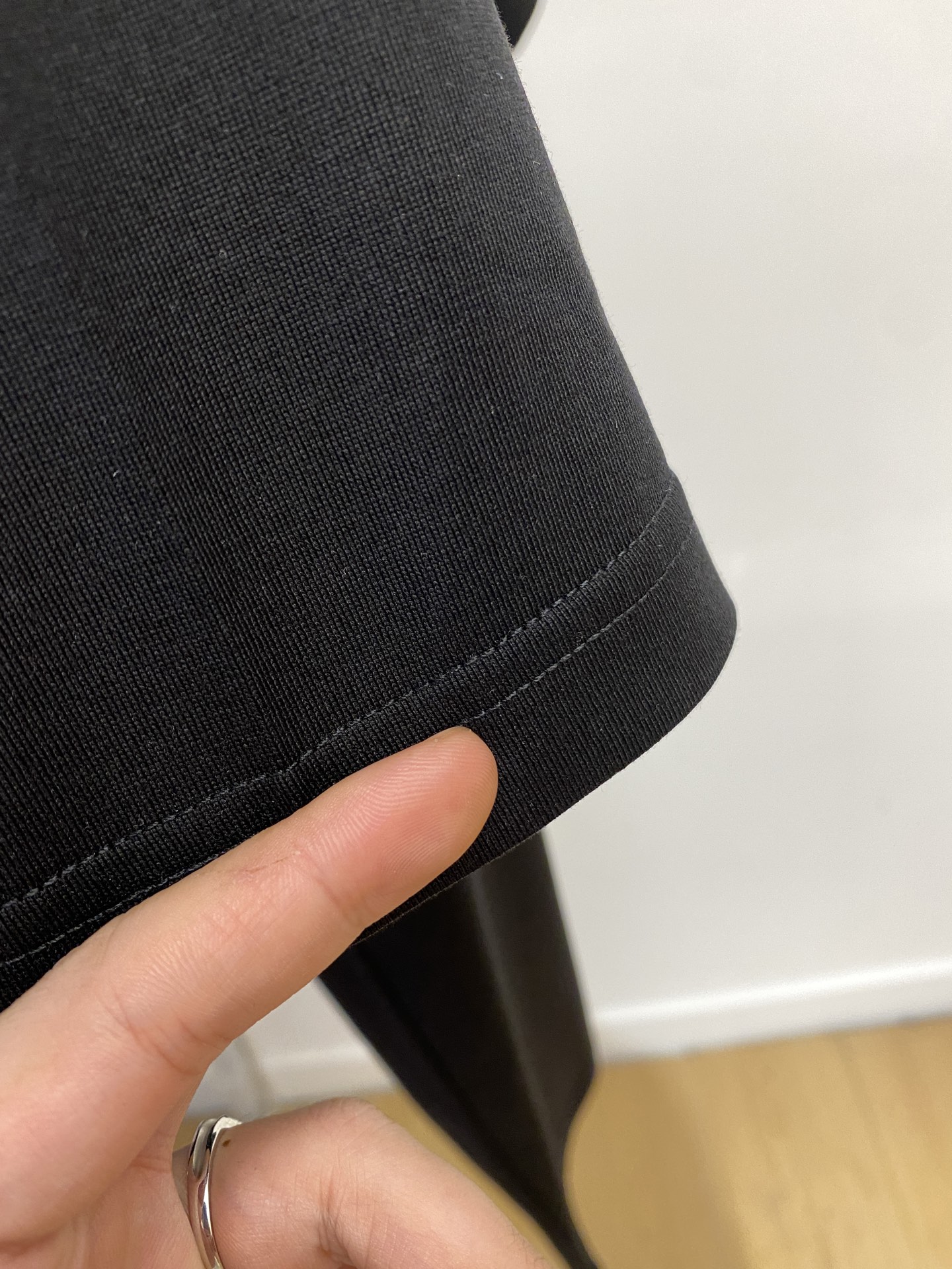 范思哲、最新款短袖T恤，帅气时尚，胸前精致刺绣图案字母logo，简约百搭款。面料棉 不仅挺括，保持潮流的