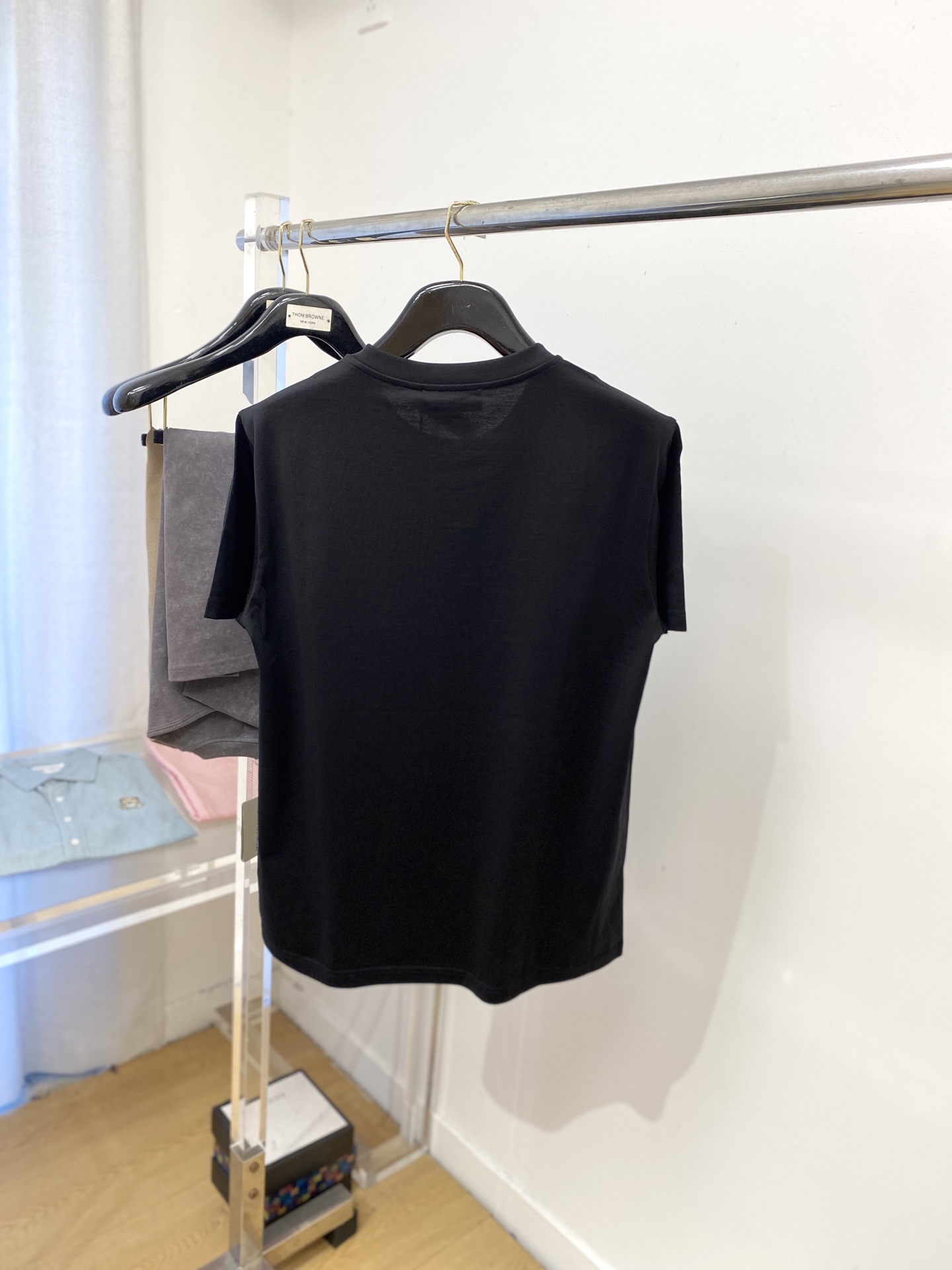 范思哲、最新款短袖T恤，帅气时尚，胸前精致刺绣图案字母logo，简约百搭款。面料棉 不仅挺括，保持潮流的