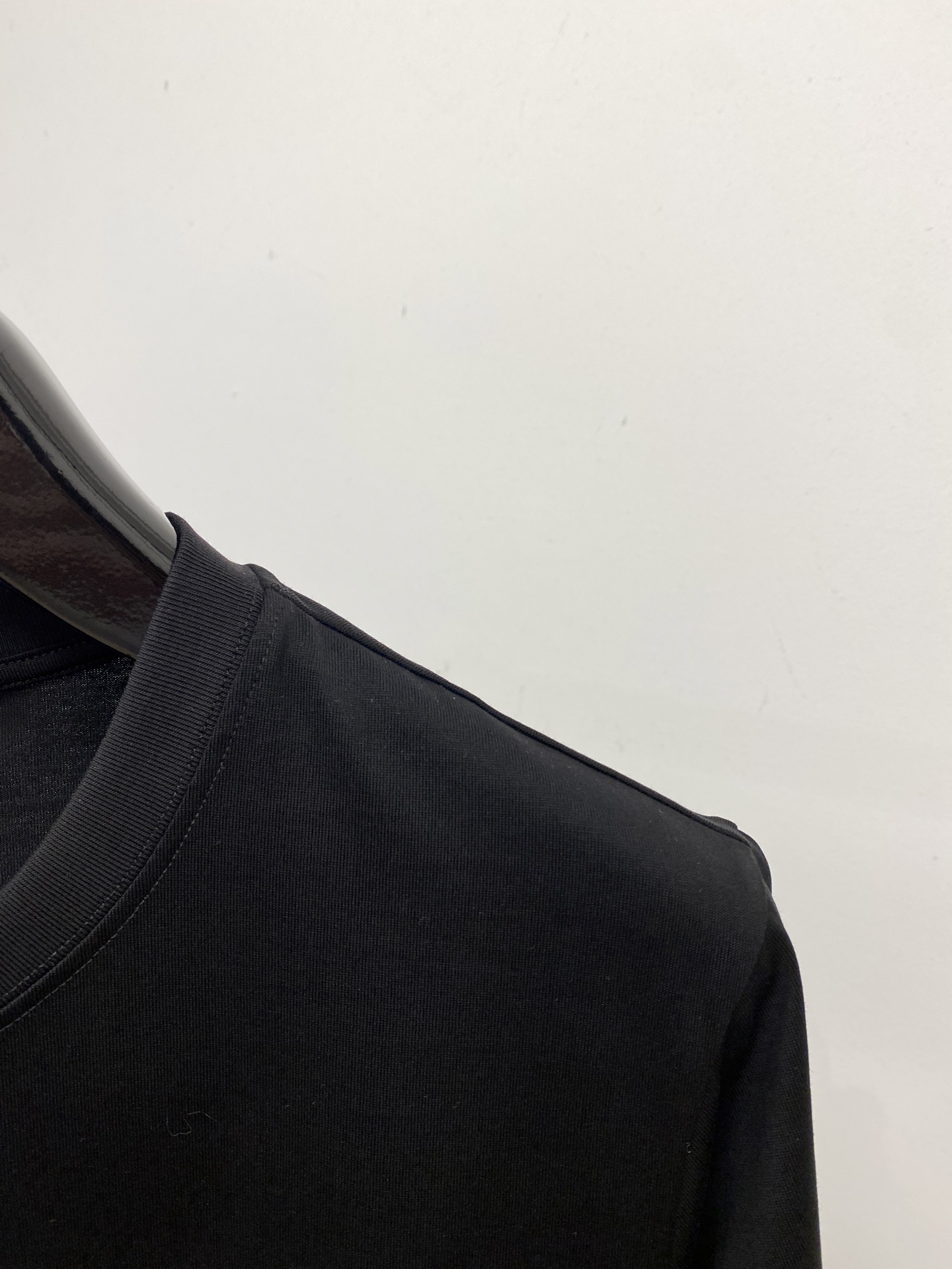 范思哲、最新款短袖T恤，帅气时尚，胸前精致刺绣图案字母logo，简约百搭款。面料棉 不仅挺括，保持潮流的