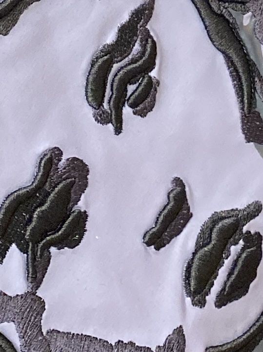 范思哲、最新款短袖T恤，帅气时尚，胸前精致刺绣图案字母logo，简约百搭款。面料棉 不仅挺括，保持潮流的