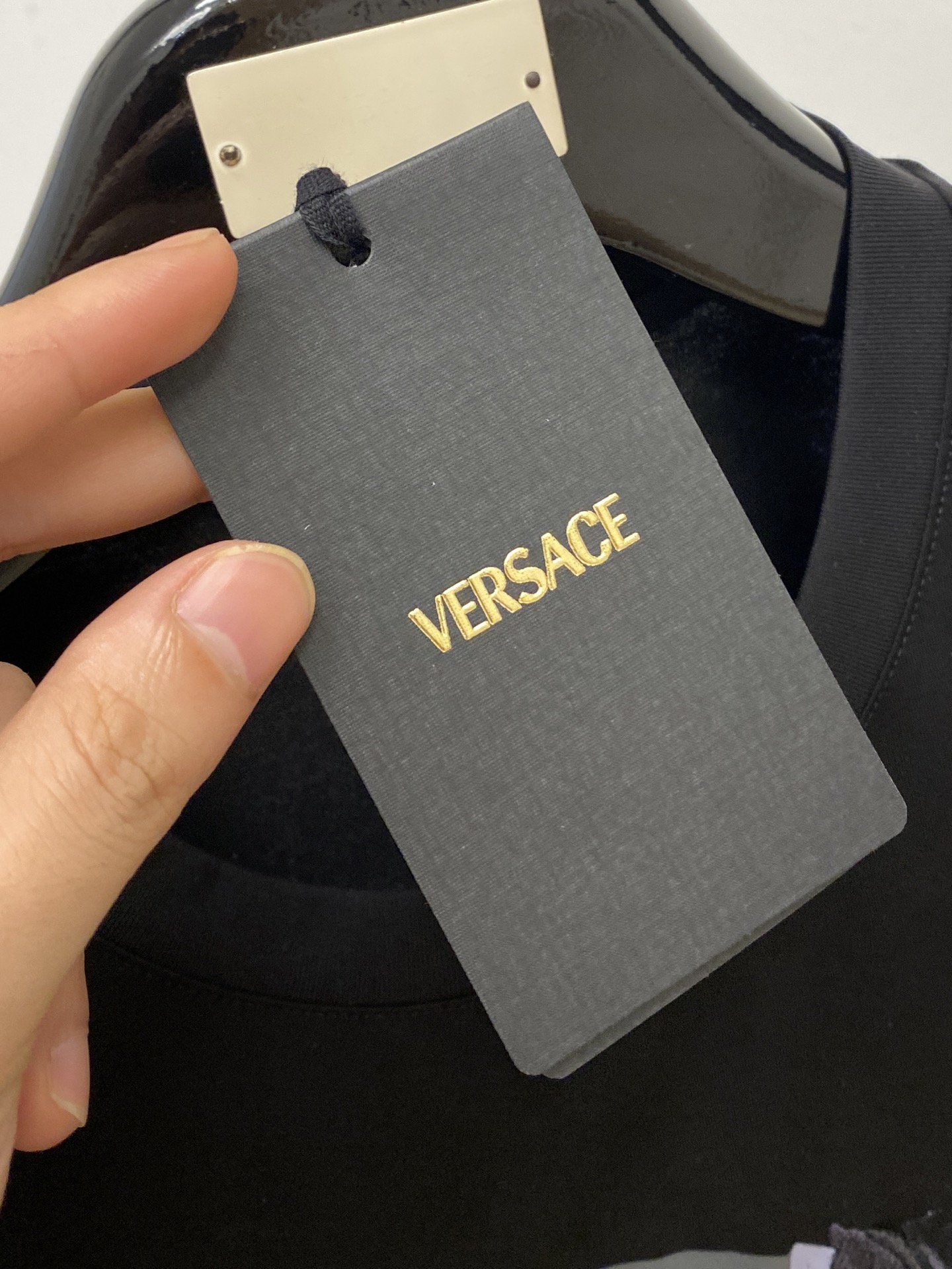 范思哲、最新款短袖T恤，帅气时尚，胸前精致刺绣图案字母logo，简约百搭款。面料棉 不仅挺括，保持潮流的