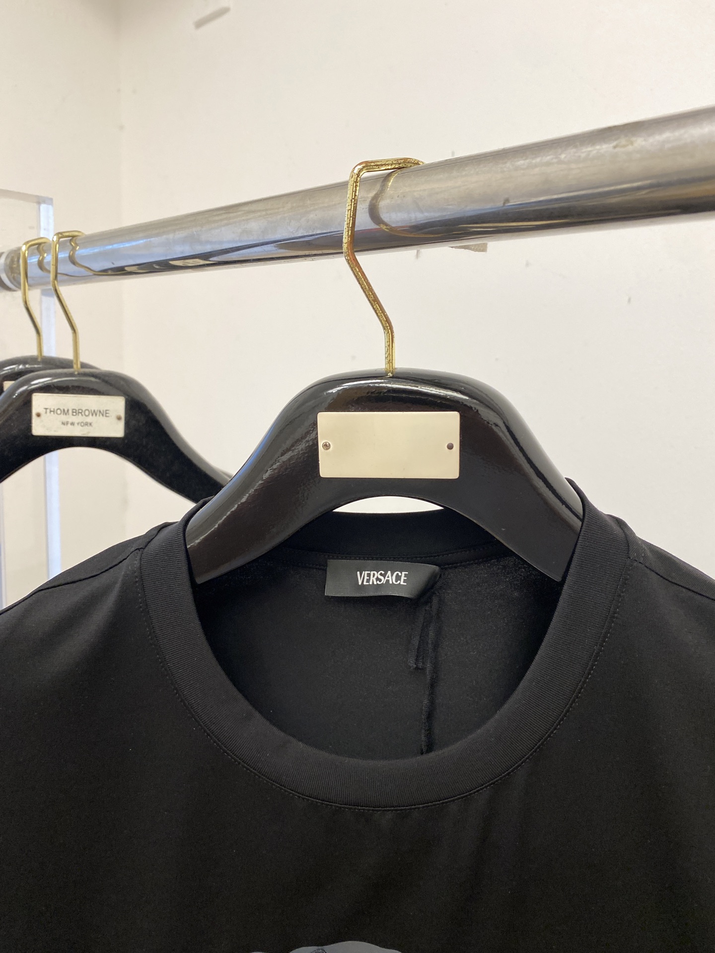 范思哲、最新款短袖T恤，帅气时尚，胸前精致刺绣图案字母logo，简约百搭款。面料棉 不仅挺括，保持潮流的