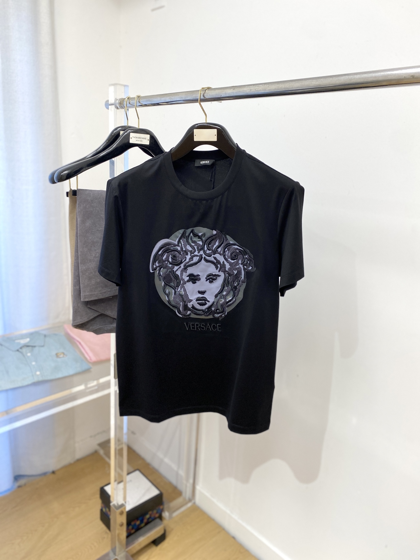 范思哲、最新款短袖T恤，帅气时尚，胸前精致刺绣图案字母logo，简约百搭款。面料棉 不仅挺括，保持潮流的