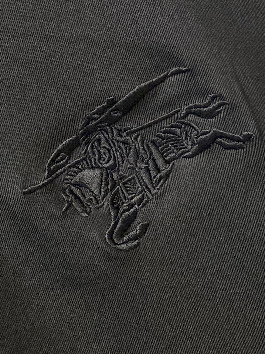 ￼巴宝莉、2025新品夹克外套，时尚帅气，简约百搭款，胸前精致刺绣图案logo，定制原版面料，不仅挺括，