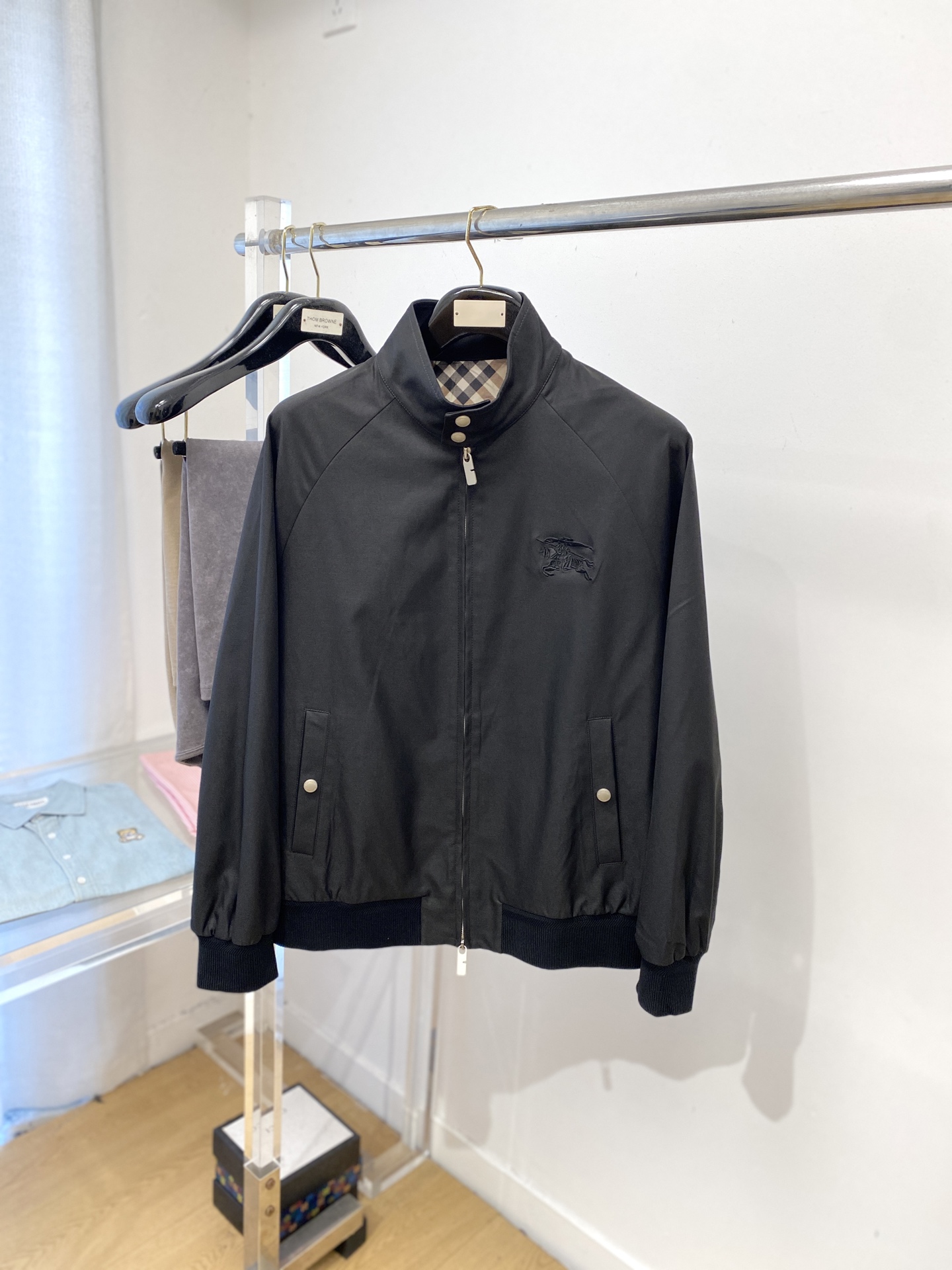 NO:546591,Burberry, 2025 new jacket jacket, fashionable and handsome, simple and versatile style, exquisite embroidery pattern logo on the chest, customized original fabric, not only crisp, maintains the trendy silhouette, and is comfortable to wear, and the yarn is more delicate, the number M-3XL, burberry, jackets & coats, jackets & coats, alexander wang19860909巴宝莉、2025新品夹克外套,时尚帅气,简约百搭款,胸前精致刺绣图案logo,定制原版面料,不仅挺括,保持潮流的廓形,又穿着舒适,纱织更细腻,码数M-3XL,,burberry,jackets & coats,jackets & coats,alexander wang,Men's clothing