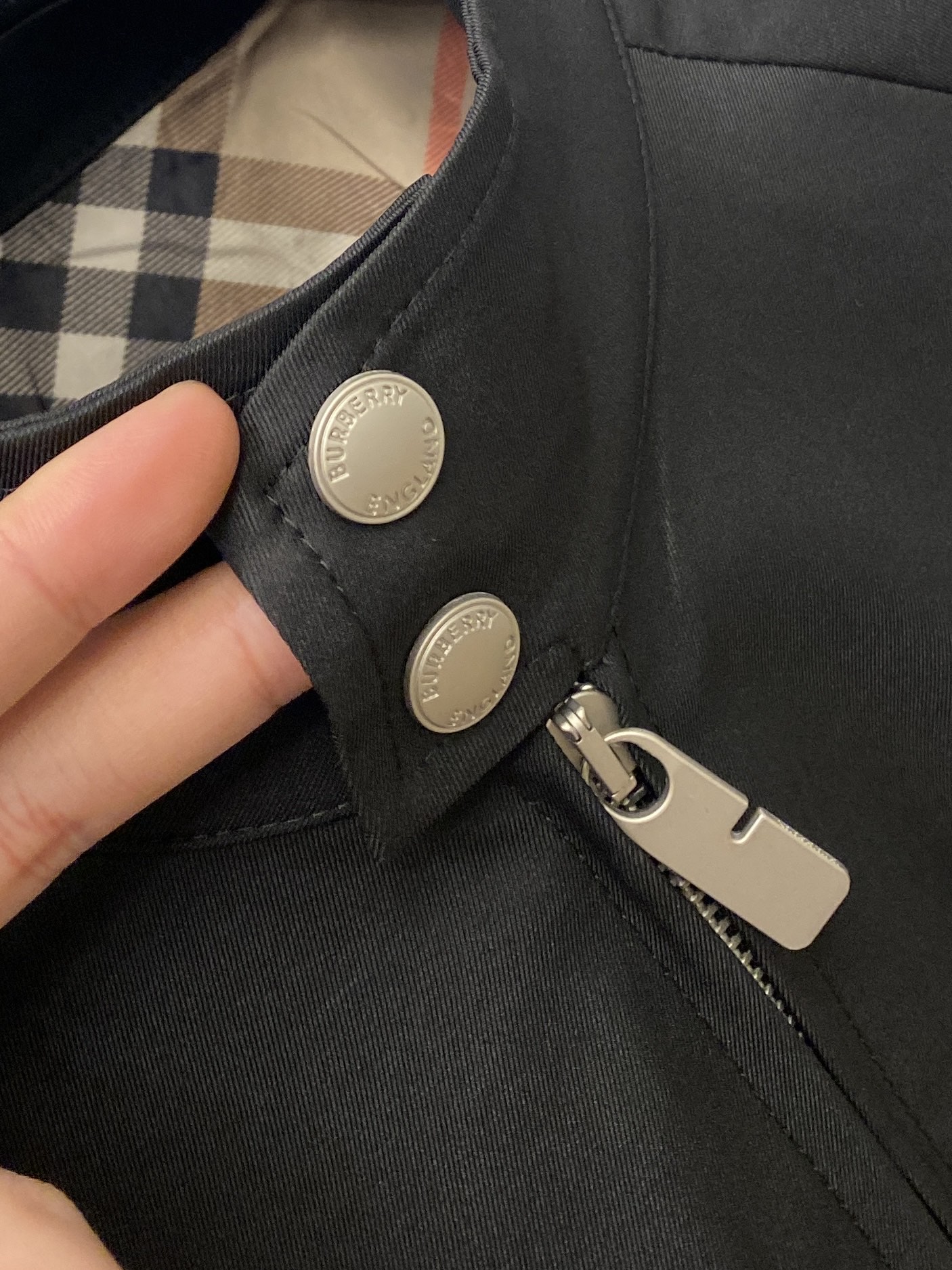 ￼巴宝莉、2025新品夹克外套，时尚帅气，简约百搭款，胸前精致刺绣图案logo，定制原版面料，不仅挺括，