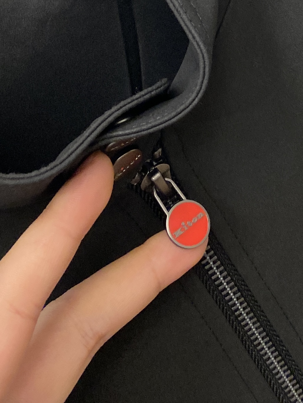 Kiton、2025新品夹克外套，时尚帅气，简约百搭款，原版五金辅料logo，定制原版面料，不仅挺括，保
