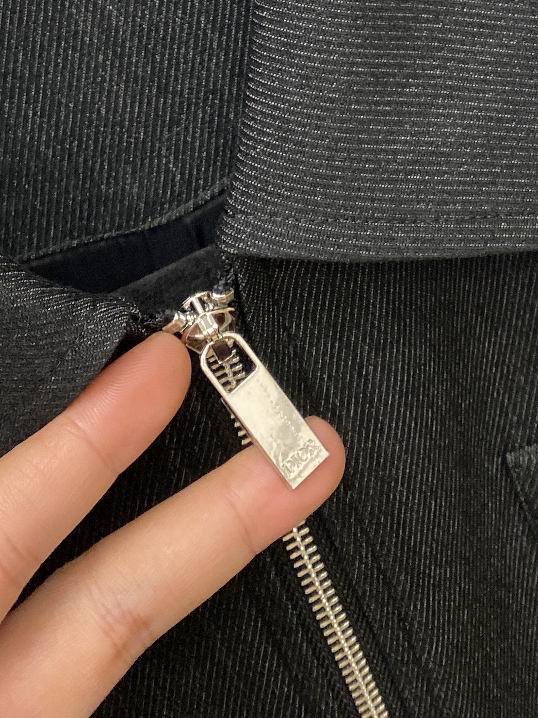 迪奥、2025新品夹克外套，时尚帅气，简约百搭款，胸前精致刺绣字母logo，定制原版面料，不仅挺括，保持