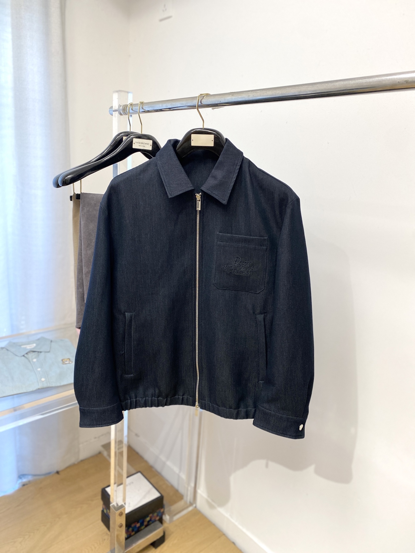 NO:546602,Dior, 2025 new jacket jacket, fashionable and handsome, simple and versatile style, exquisite embroidered letter logo on the chest, customized original fabric, not only crisp, maintains the trendy silhouette, and is comfortable to wear, and the yarn weaving is more delicate, the number M-3XL, dior, jackets & coats, jackets & coats, alexander wang19860909迪奥、2025新品夹克外套,时尚帅气,简约百搭款,胸前精致刺绣字母logo,定制原版面料,不仅挺括,保持潮流的廓形,又穿着舒适,纱织更细腻,码数M-3XL,,dior,jackets & coats,jackets & coats,alexander wang,Men's clothing