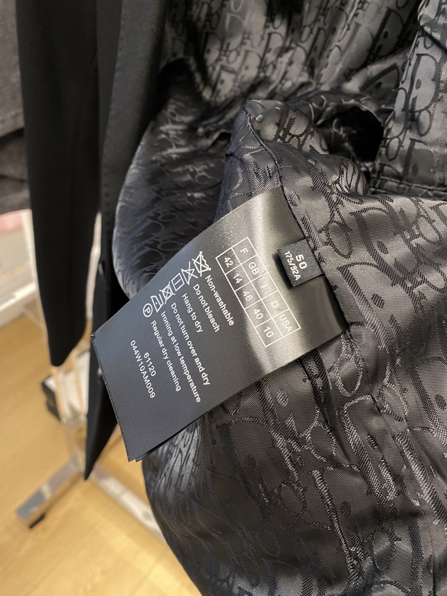 迪奥、2025新品西装外套，时尚帅气，简约百搭款，定制原版面料，不仅挺括，保持潮流的廓形，又穿着舒适，纱