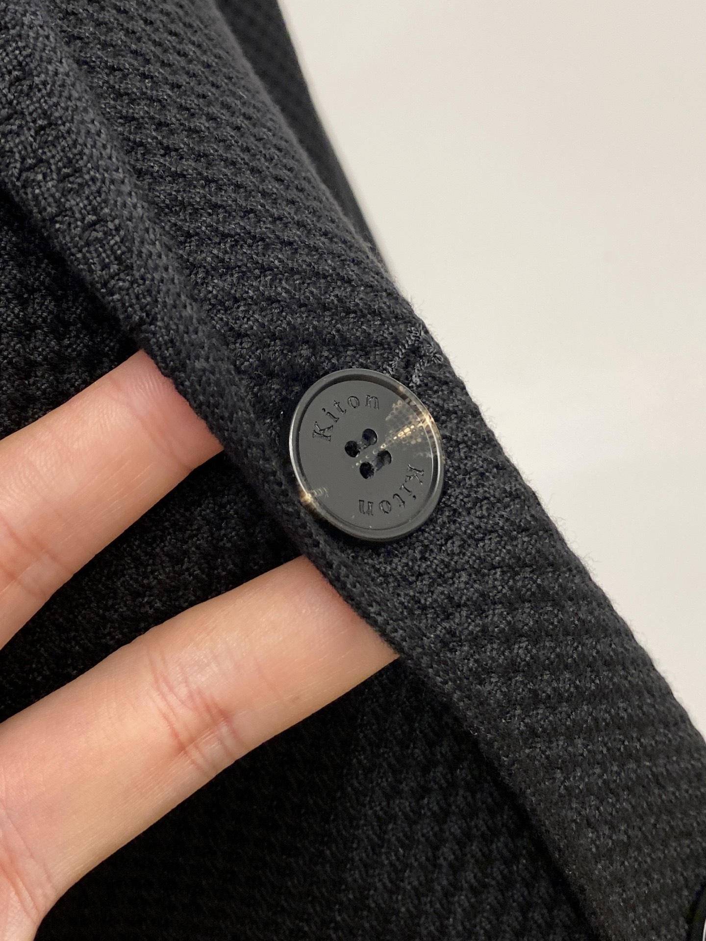 Kiton、2025新品西装外套，时尚帅气，简约百搭款，定制原版面料，不仅挺括，保持潮流的廓形，又穿着舒
