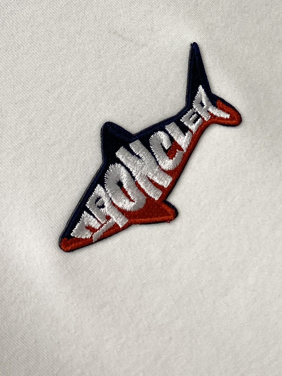 蒙口、2025最新款短袖T恤，帅气时尚，胸前精致刺绣图案字母logo，简约百搭款。面料棉 不仅挺括，保持