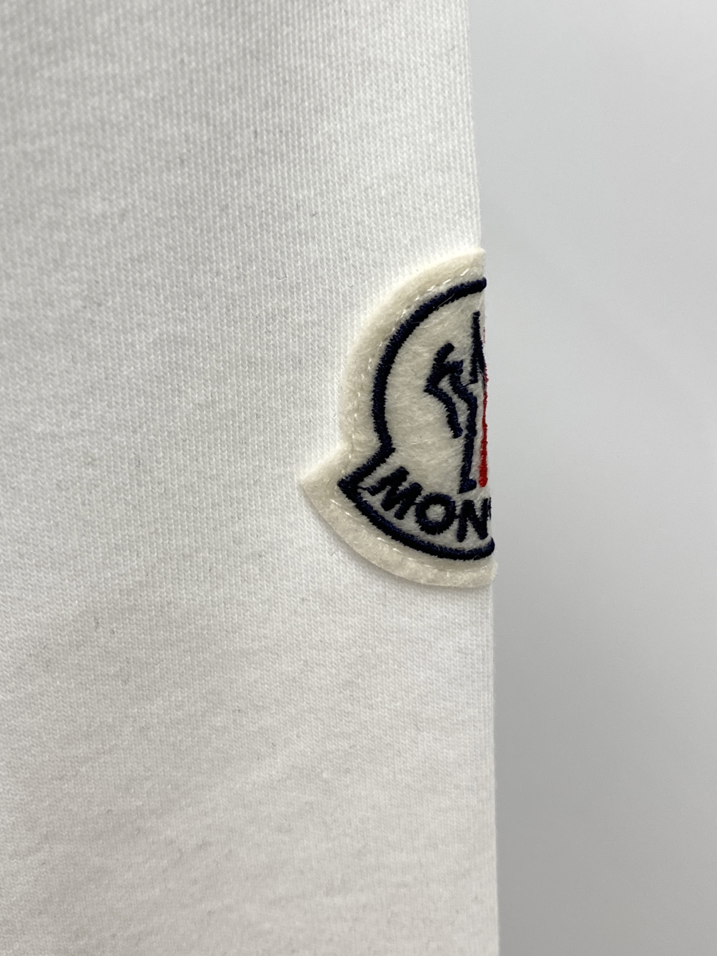 蒙口、2025最新款短袖T恤，帅气时尚，胸前精致刺绣图案字母logo，简约百搭款。面料棉 不仅挺括，保持