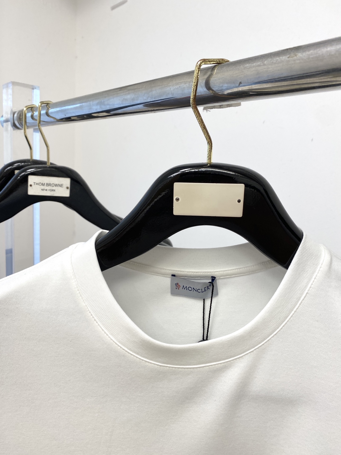 蒙口、2025最新款短袖T恤，帅气时尚，胸前精致刺绣图案字母logo，简约百搭款。面料棉 不仅挺括，保持