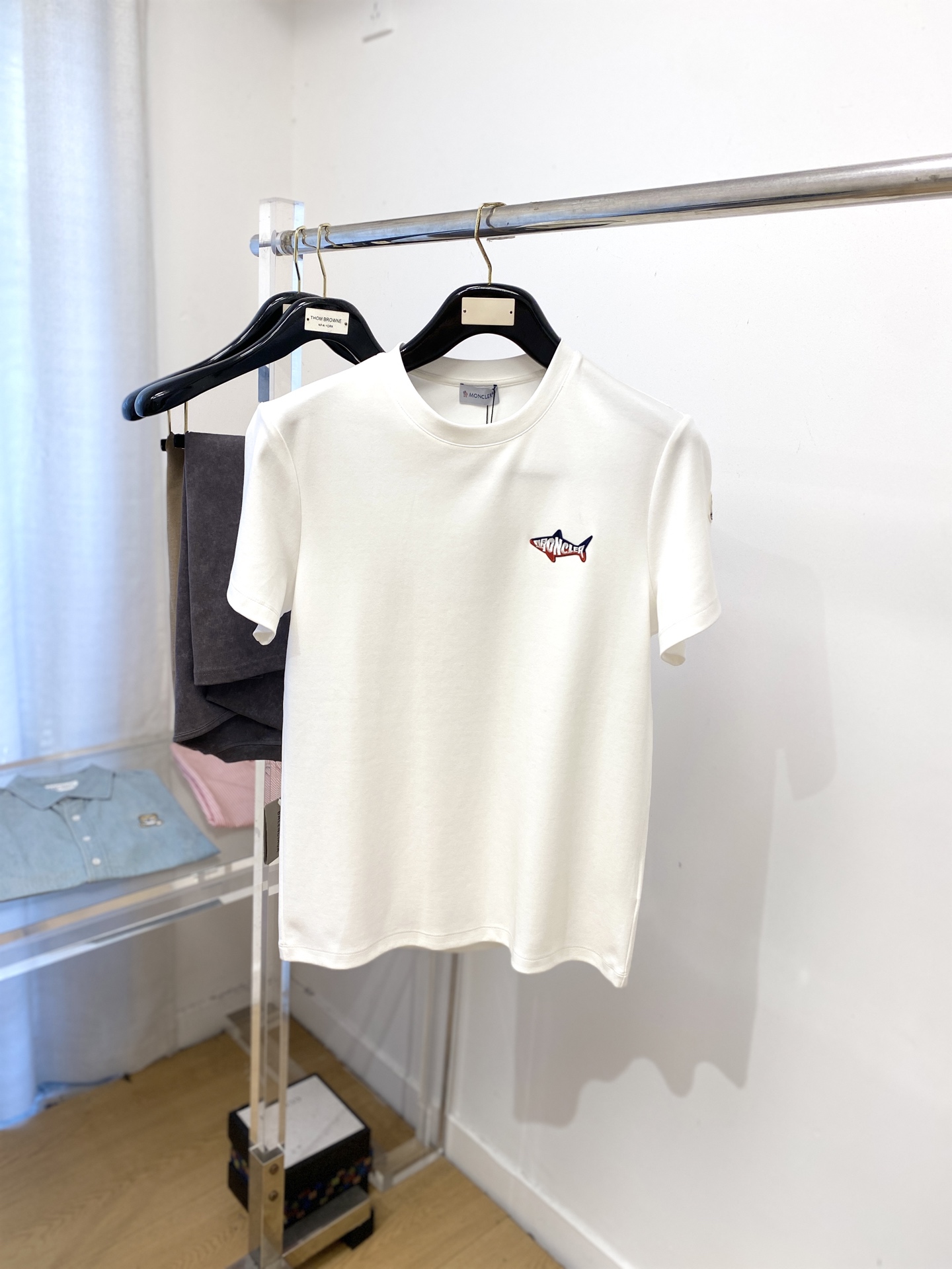 蒙口、2025最新款短袖T恤，帅气时尚，胸前精致刺绣图案字母logo，简约百搭款。面料棉 不仅挺括，保持