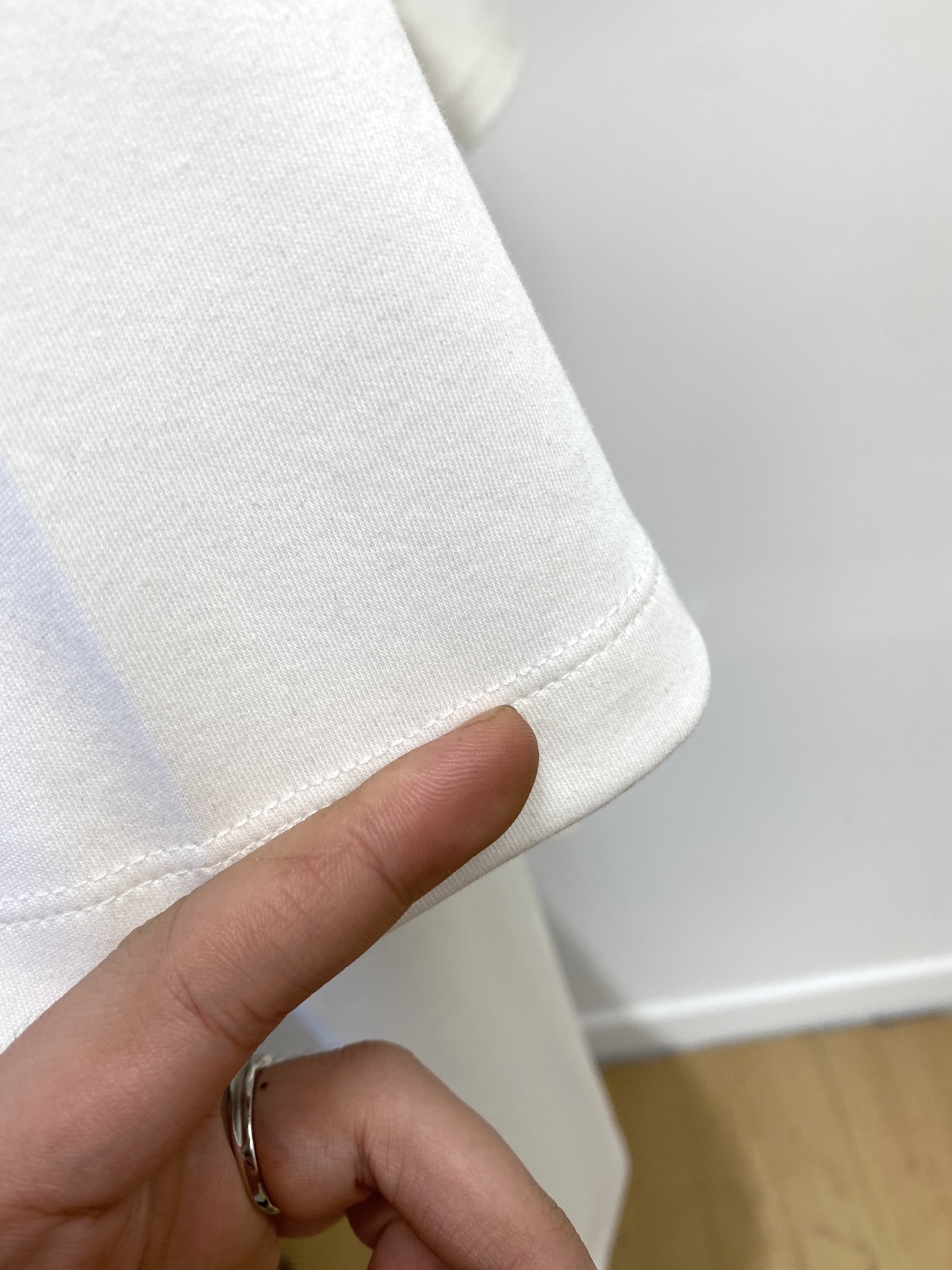 蒙口、2025最新款短袖T恤，帅气时尚，胸前精致刺绣图案字母logo，简约百搭款。面料棉 不仅挺括，保持