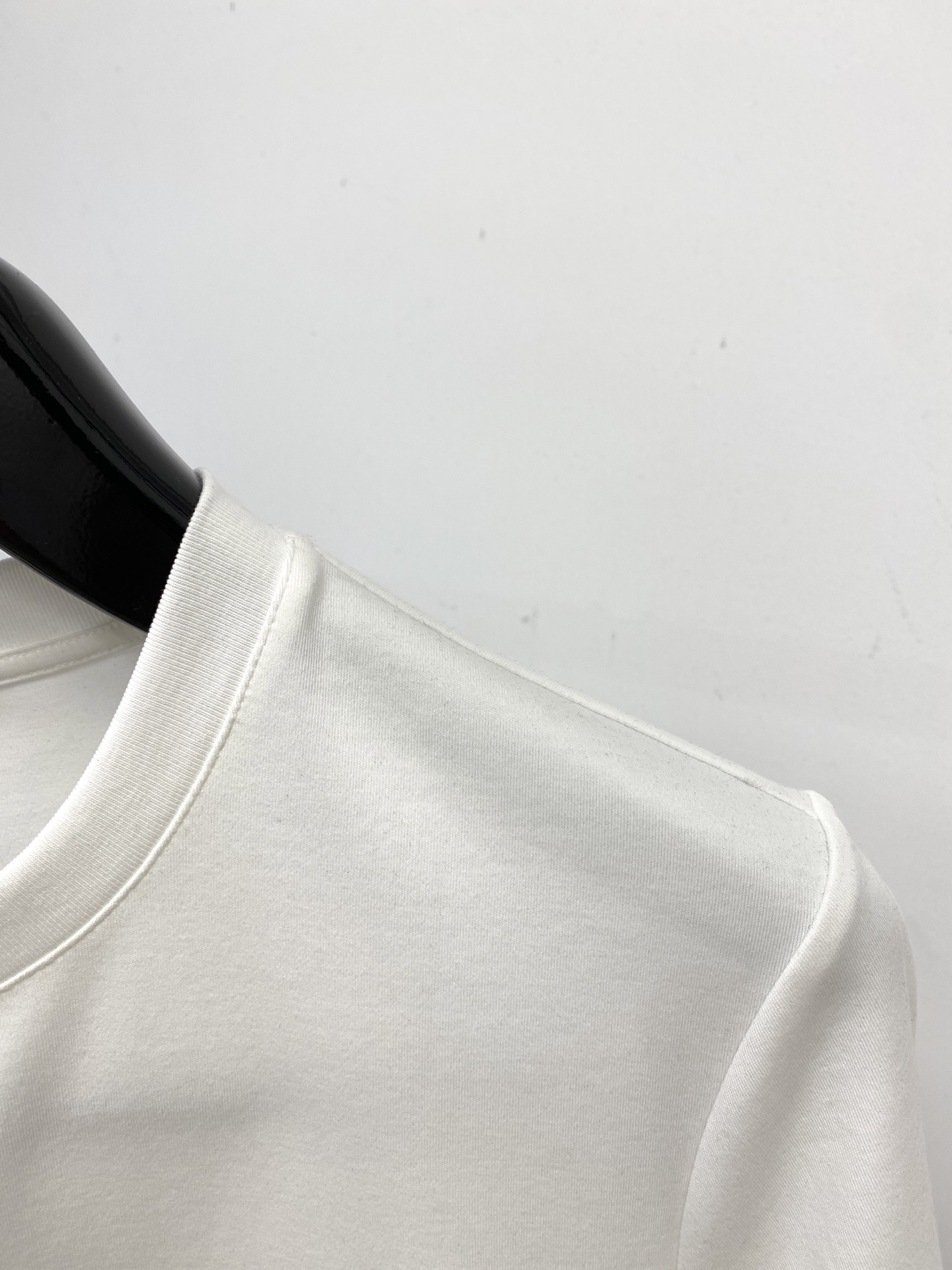 蒙口、2025最新款短袖T恤，帅气时尚，胸前精致刺绣图案字母logo，简约百搭款。面料棉 不仅挺括，保持