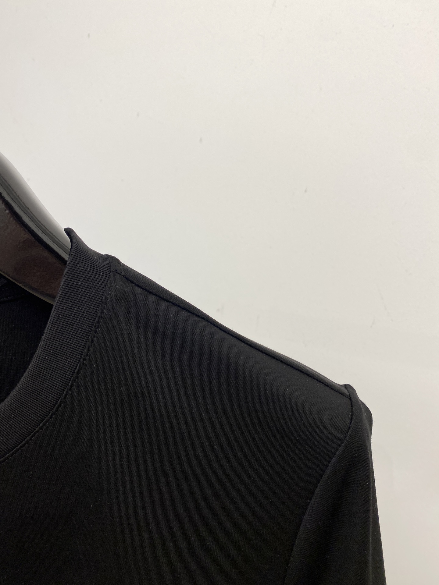 范思哲、2025最新款短袖T恤，帅气时尚，胸前顶级印花图案字母logo，简约百搭款。面料棉 不仅挺括，保