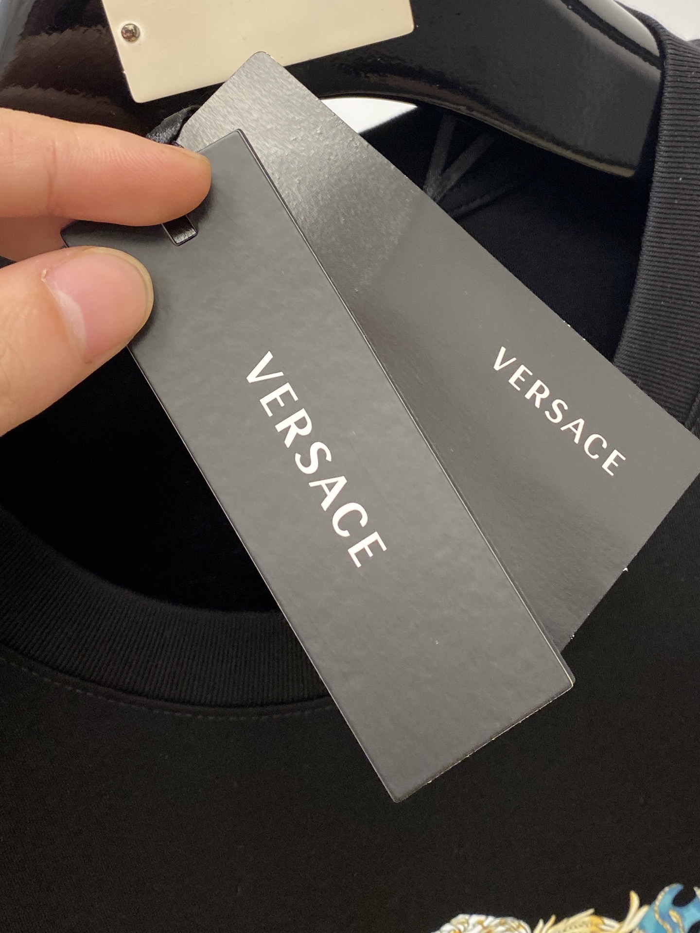 范思哲、2025最新款短袖T恤，帅气时尚，胸前顶级印花图案字母logo，简约百搭款。面料棉 不仅挺括，保