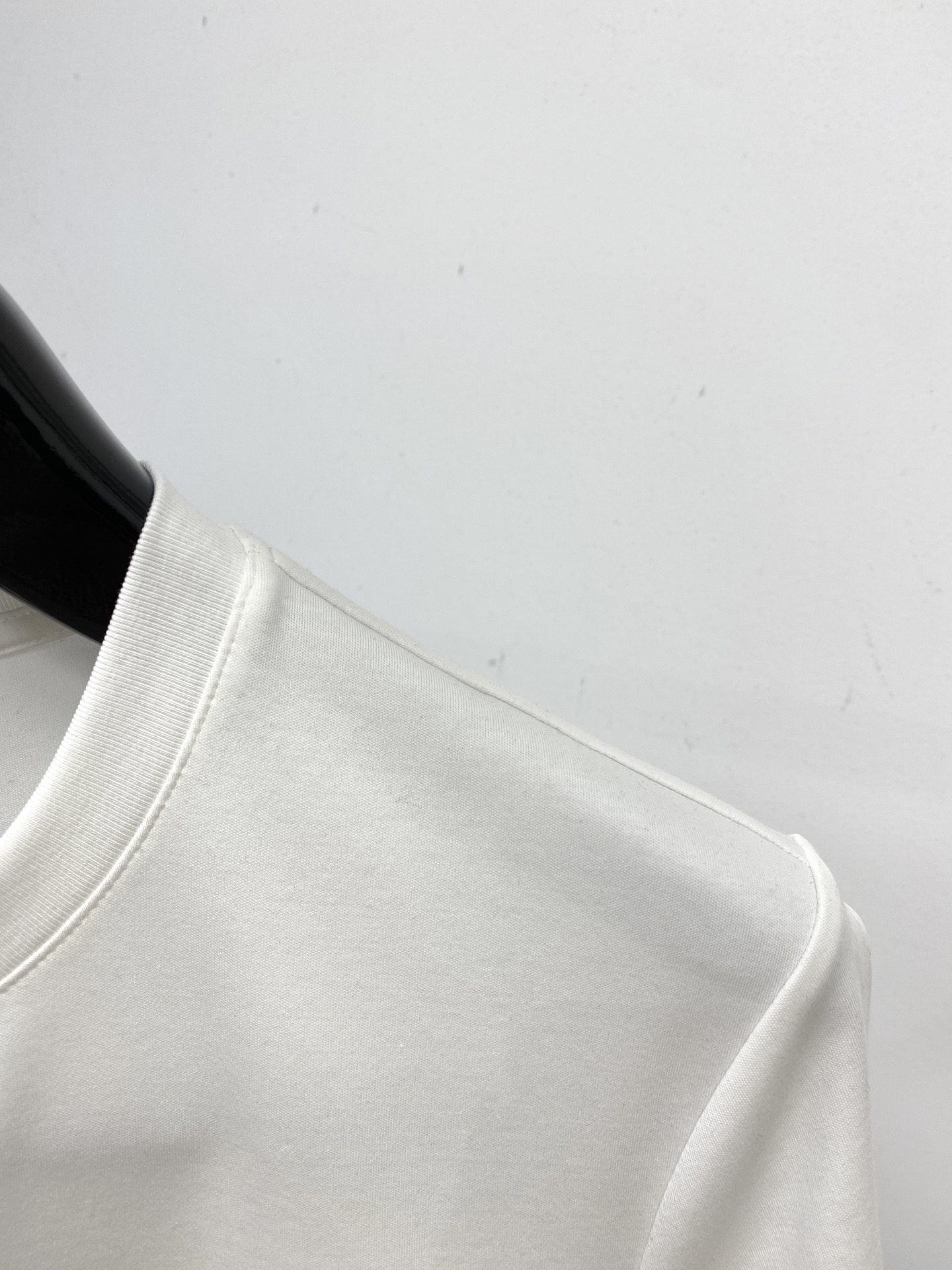 范思哲、2025最新款短袖T恤，帅气时尚，胸前顶级印花图案字母logo，简约百搭款。面料棉 不仅挺括，保