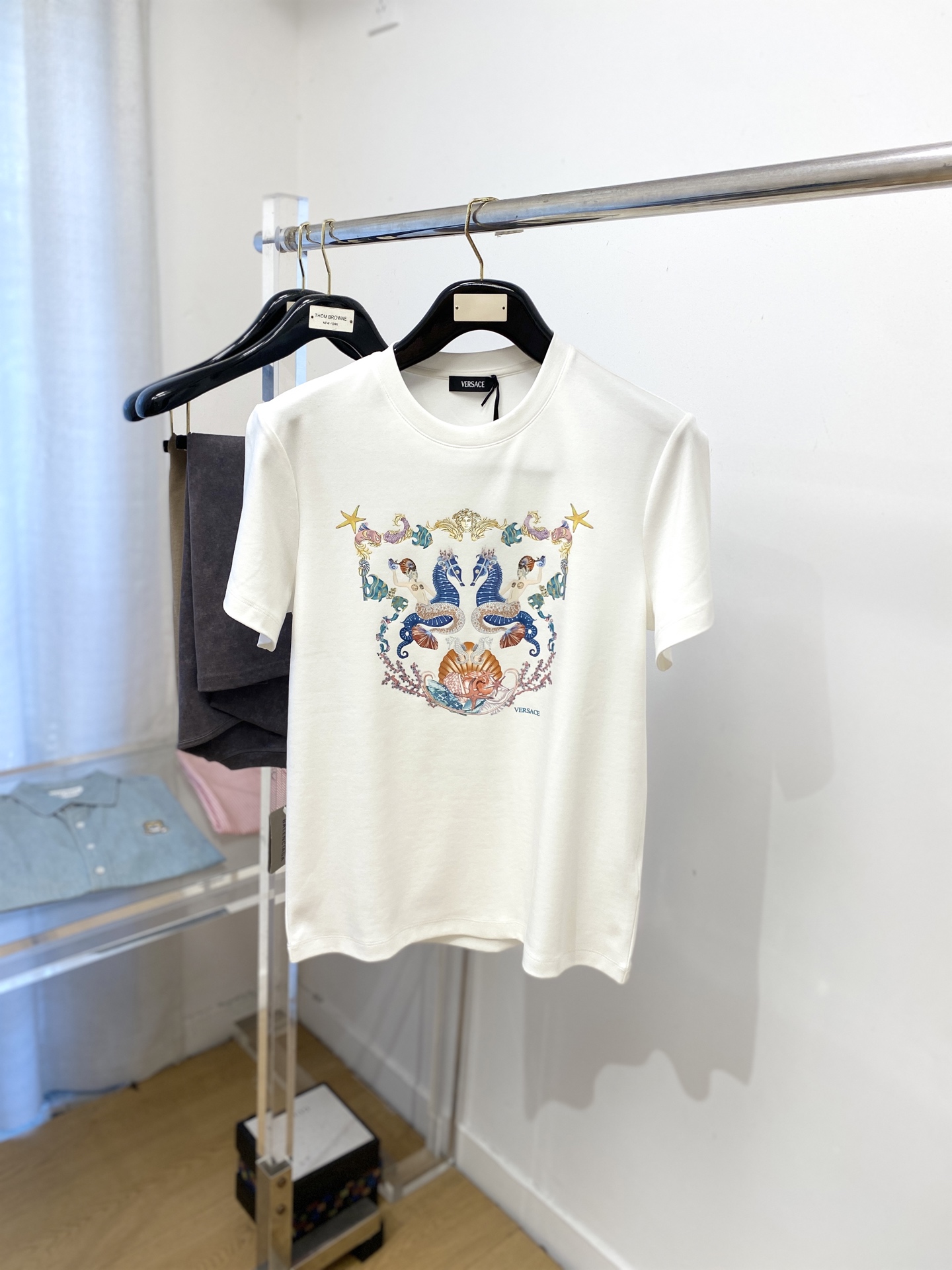 范思哲、2025最新款短袖T恤，帅气时尚，胸前顶级印花图案字母logo，简约百搭款。面料棉 不仅挺括，保