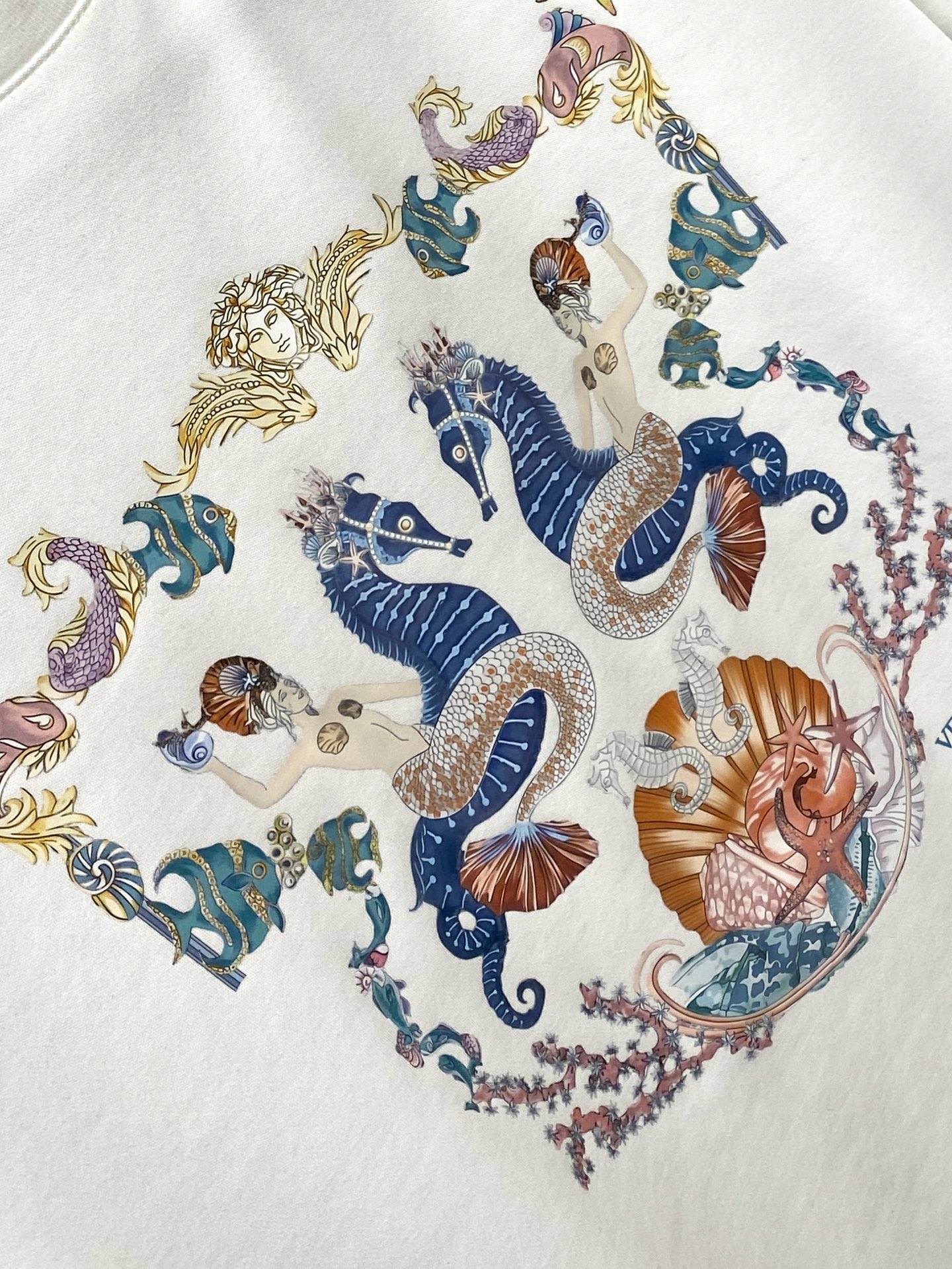 范思哲、2025最新款短袖T恤，帅气时尚，胸前顶级印花图案字母logo，简约百搭款。面料棉 不仅挺括，保