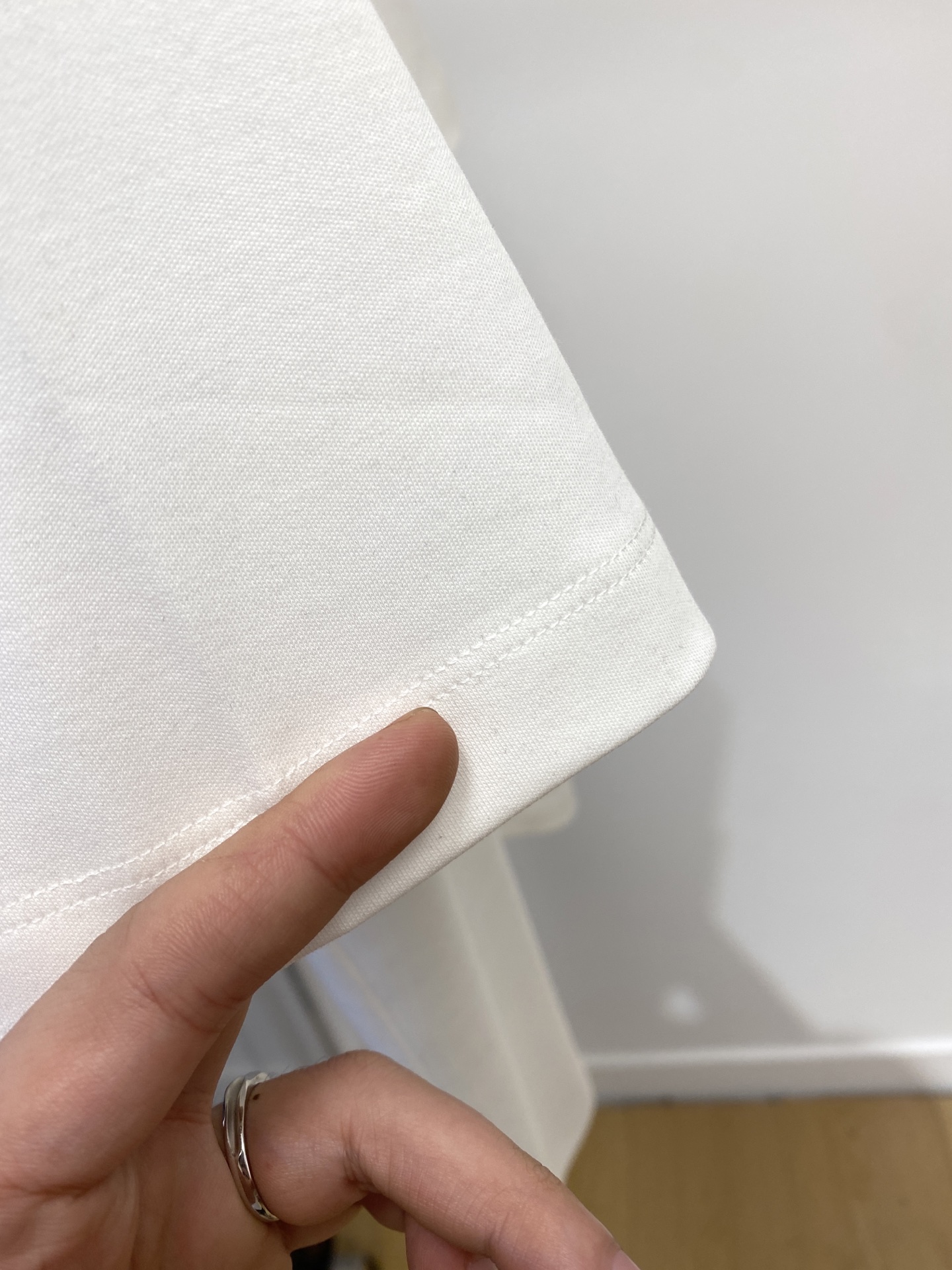 范思哲、2025最新款短袖T恤，帅气时尚，胸前顶级印花图案字母logo，简约百搭款。面料棉 不仅挺括，保