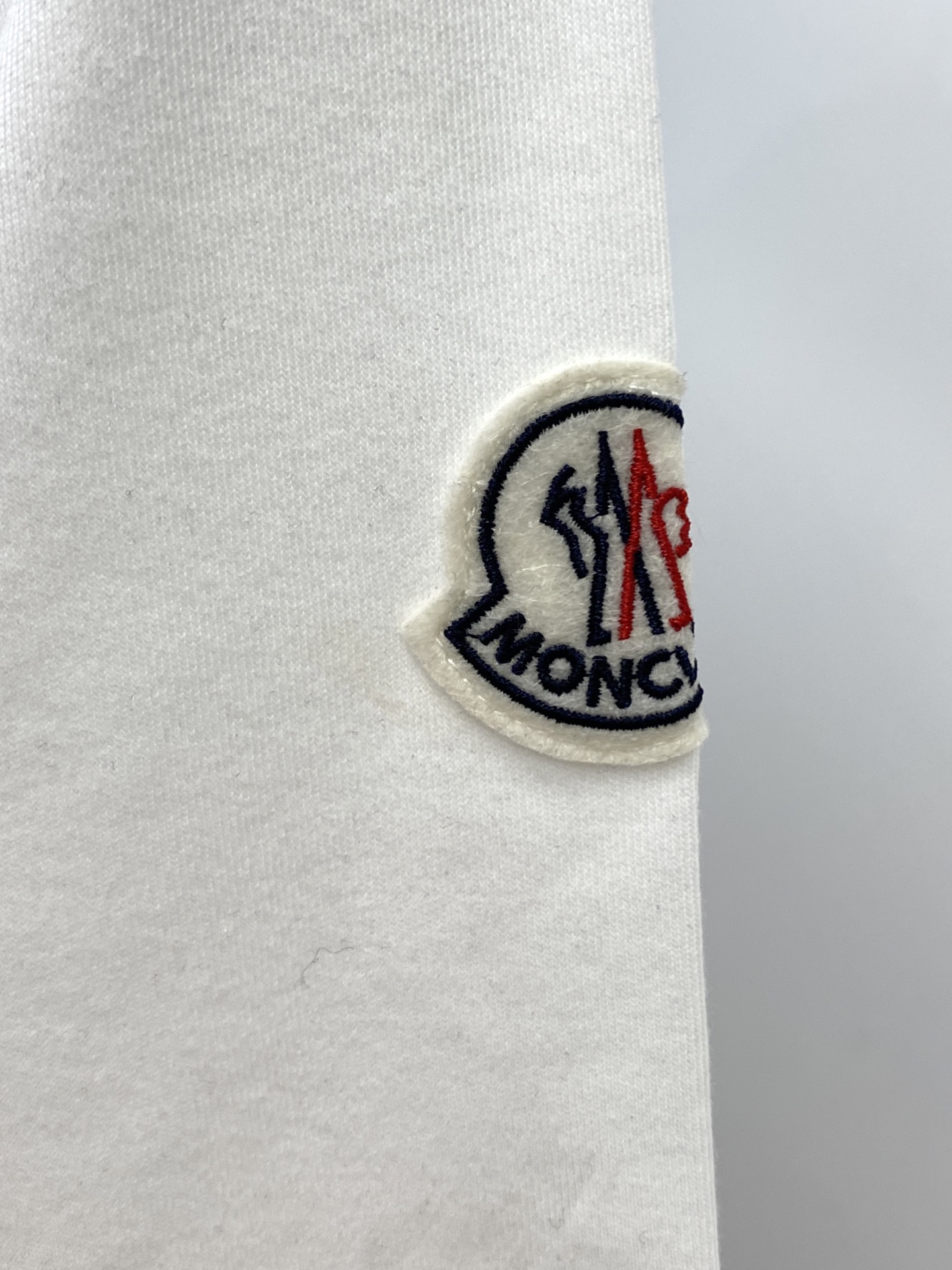 蒙口、2025最新款短袖T恤，帅气时尚，胸前顶级印花图案字母logo，简约百搭款。面料棉 不仅挺括，保持