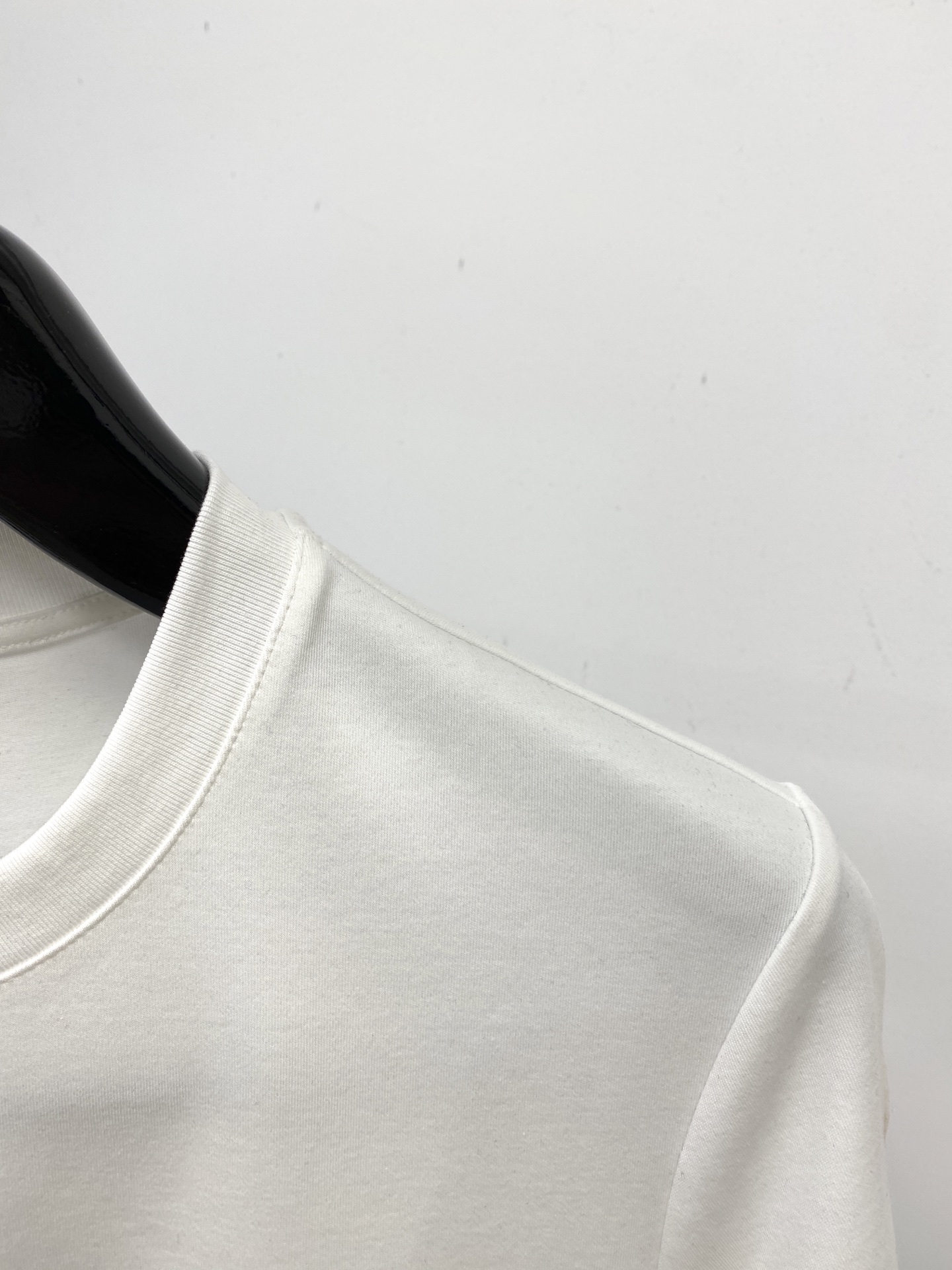 蒙口、2025最新款短袖T恤，帅气时尚，胸前顶级印花图案字母logo，简约百搭款。面料棉 不仅挺括，保持