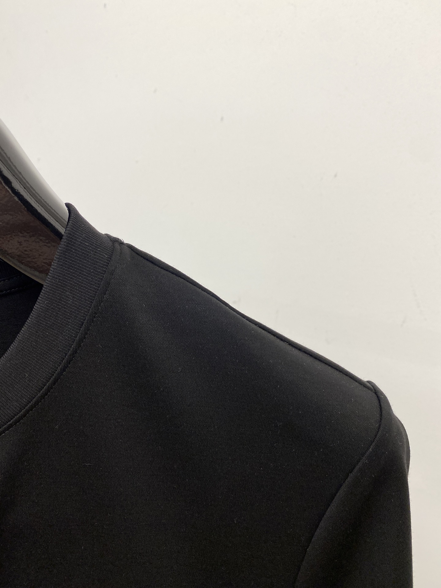 蒙口、2025最新款短袖T恤，帅气时尚，胸前精致刺绣图案logo，简约百搭款。面料棉 不仅挺括，保持潮流