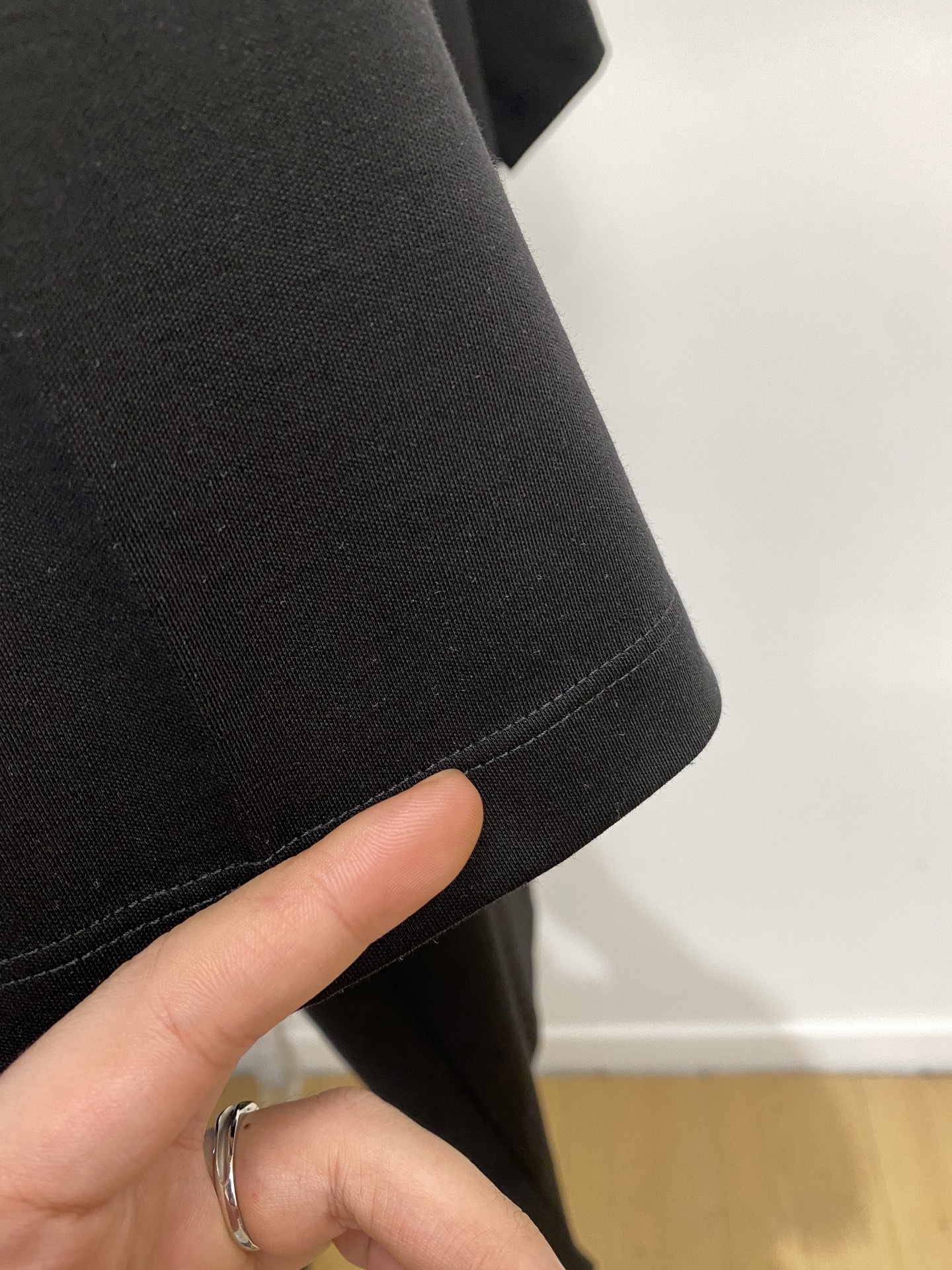 蒙口、2025最新款短袖T恤，帅气时尚，胸前精致刺绣图案logo，简约百搭款。面料棉 不仅挺括，保持潮流