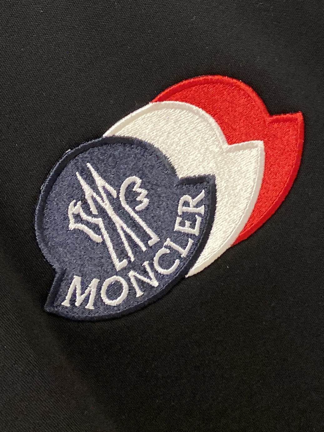 蒙口、2025最新款短袖T恤，帅气时尚，胸前精致刺绣图案logo，简约百搭款。面料棉 不仅挺括，保持潮流