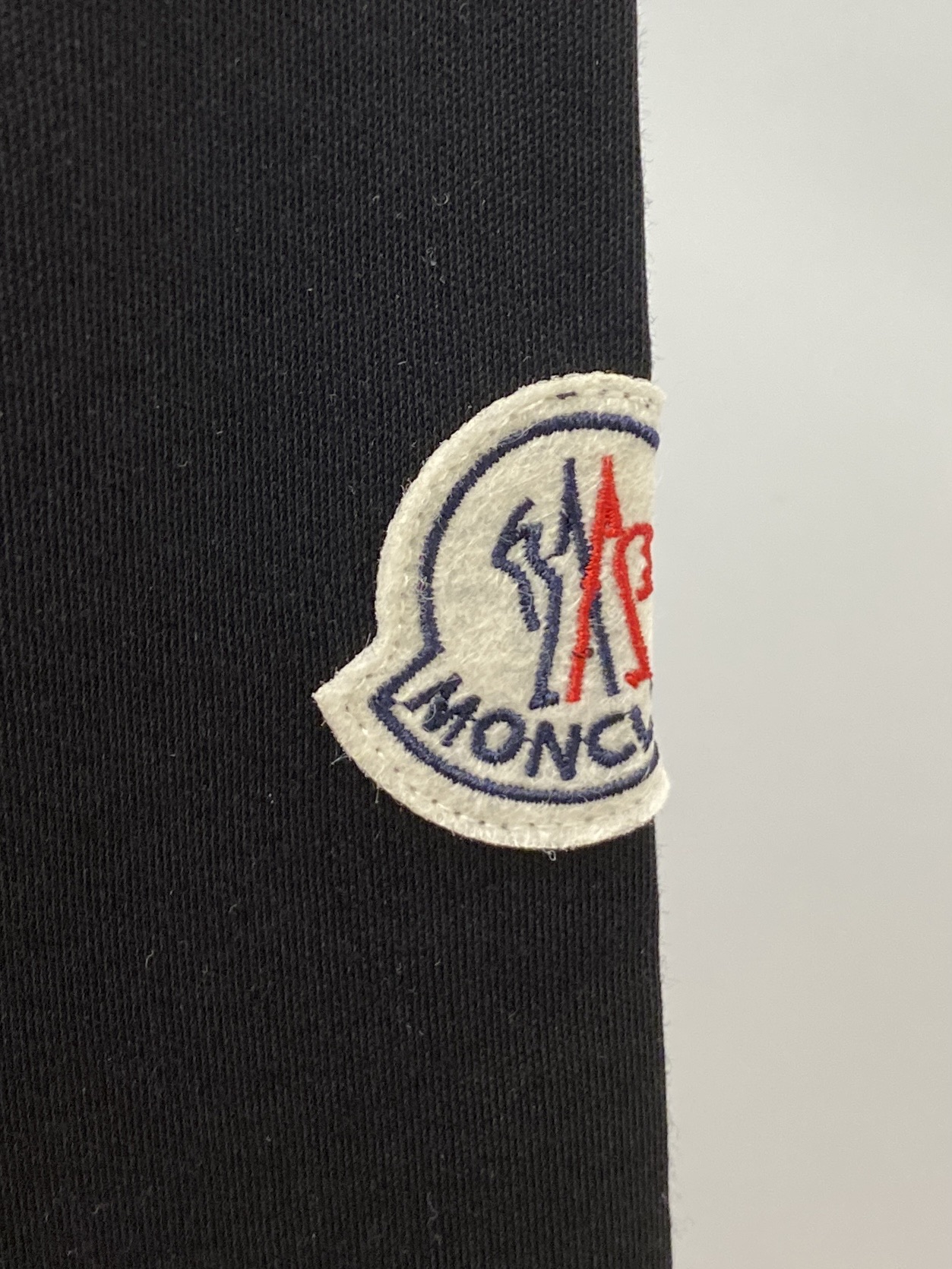 蒙口、2025最新款短袖T恤，帅气时尚，胸前精致刺绣图案logo，简约百搭款。面料棉 不仅挺括，保持潮流