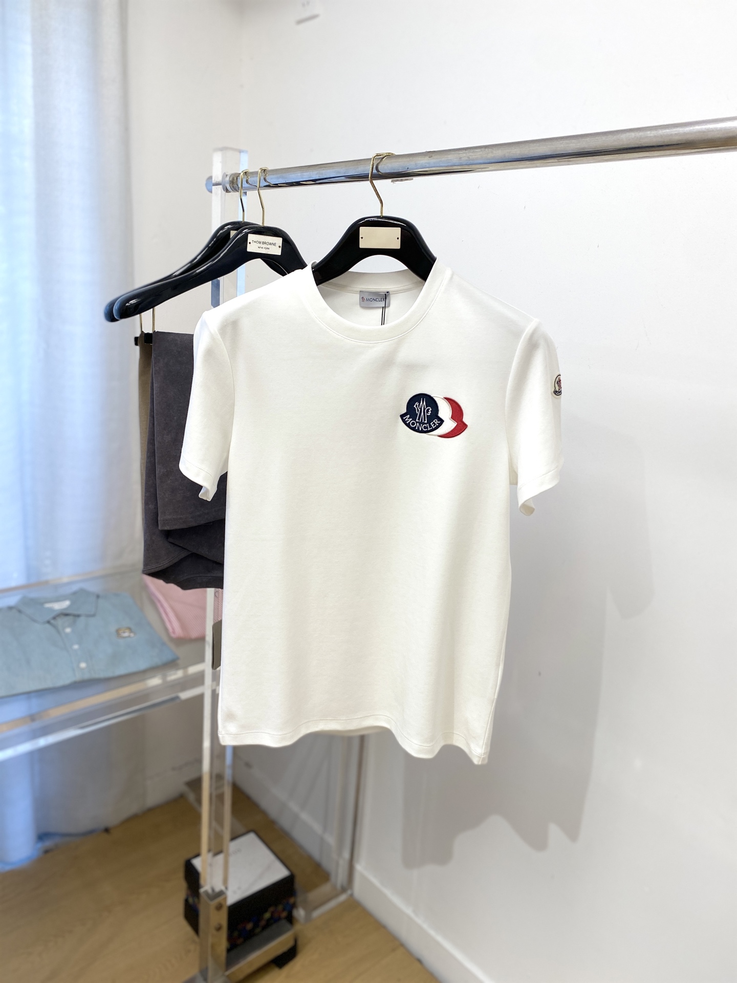 蒙口、2025最新款短袖T恤，帅气时尚，胸前精致刺绣图案logo，简约百搭款。面料棉 不仅挺括，保持潮流