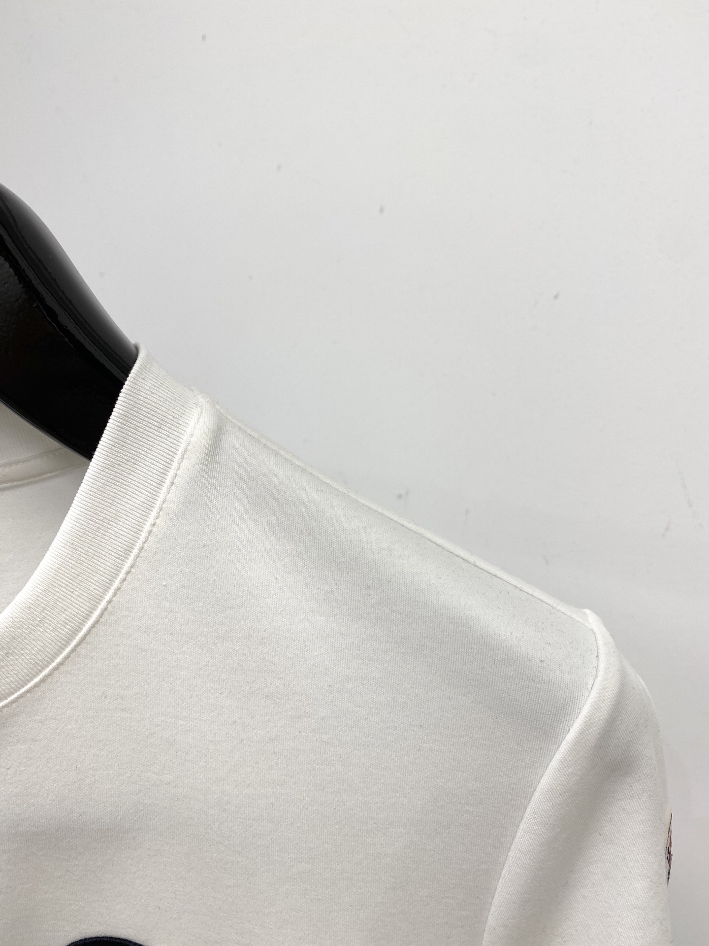 蒙口、2025最新款短袖T恤，帅气时尚，胸前精致刺绣图案logo，简约百搭款。面料棉 不仅挺括，保持潮流