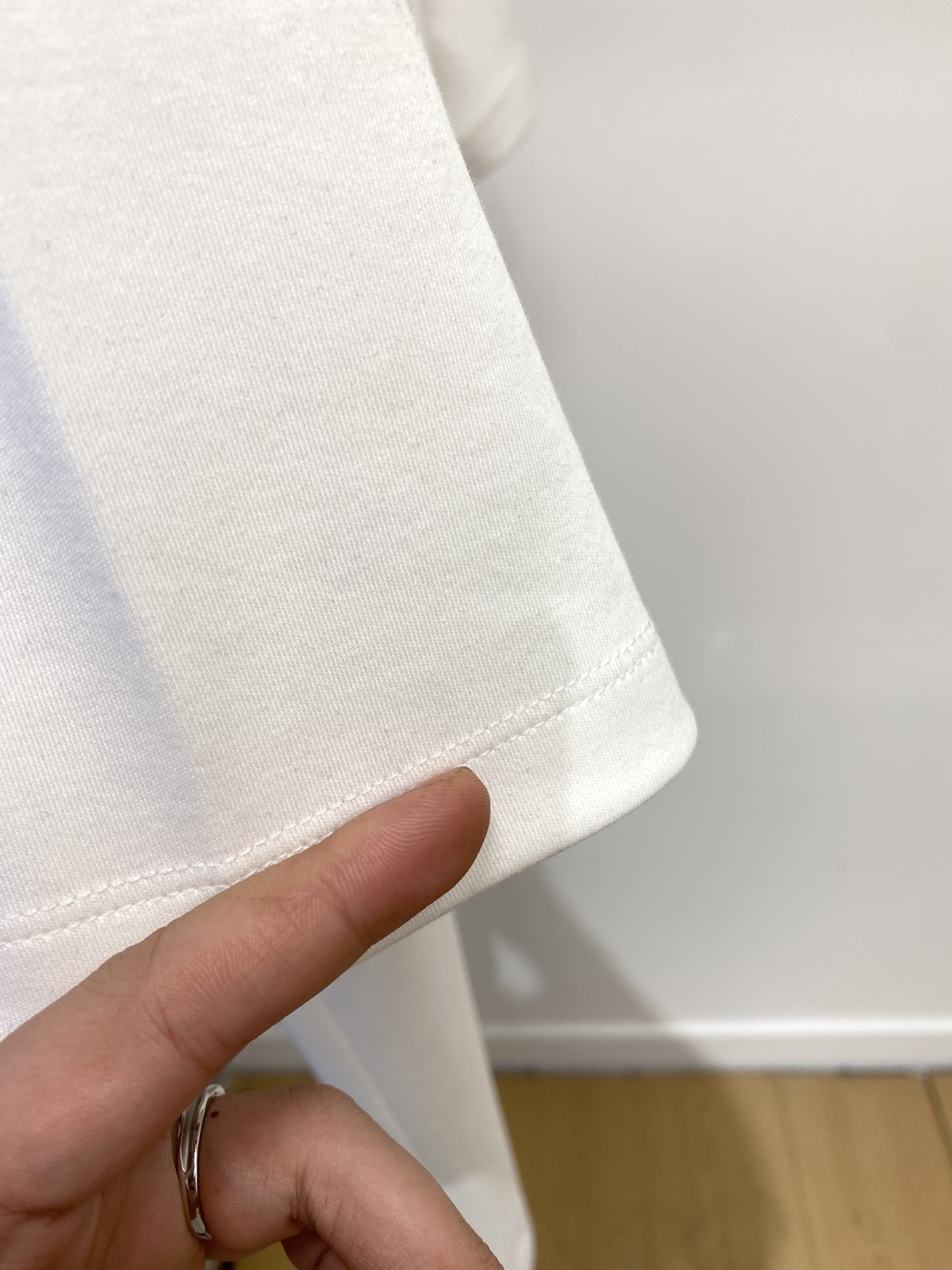 蒙口、2025最新款短袖T恤，帅气时尚，胸前精致刺绣图案logo，简约百搭款。面料棉 不仅挺括，保持潮流