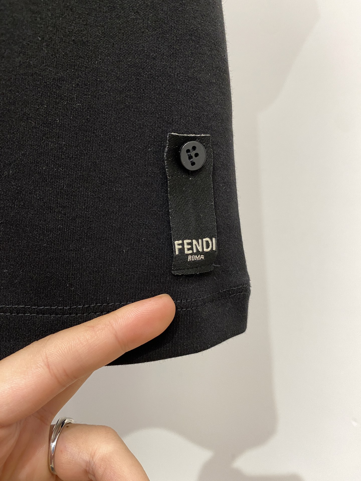 芬迪、2025最新款短袖T恤，帅气时尚，胸前顶级印花字母logo，简约百搭款。面料棉 不仅挺括，保持潮流